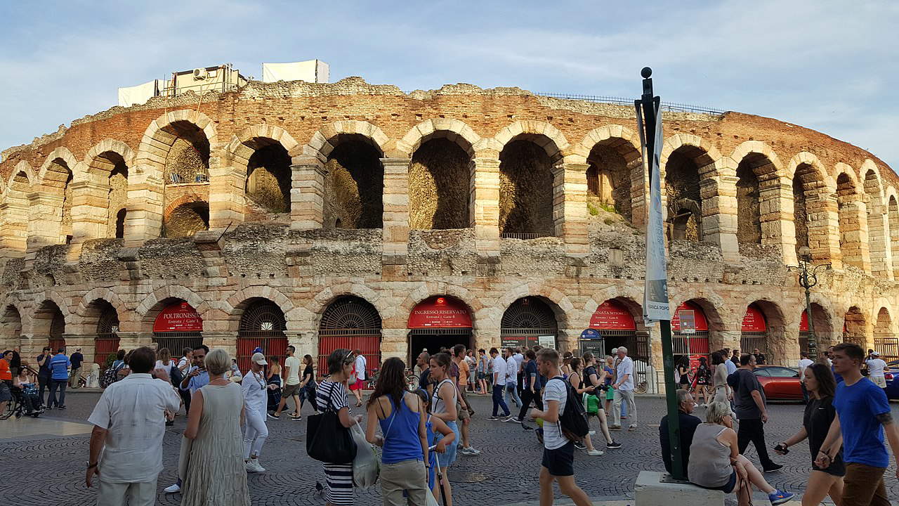 Turisti all'Arena di Verona. Foto: R. Andreu