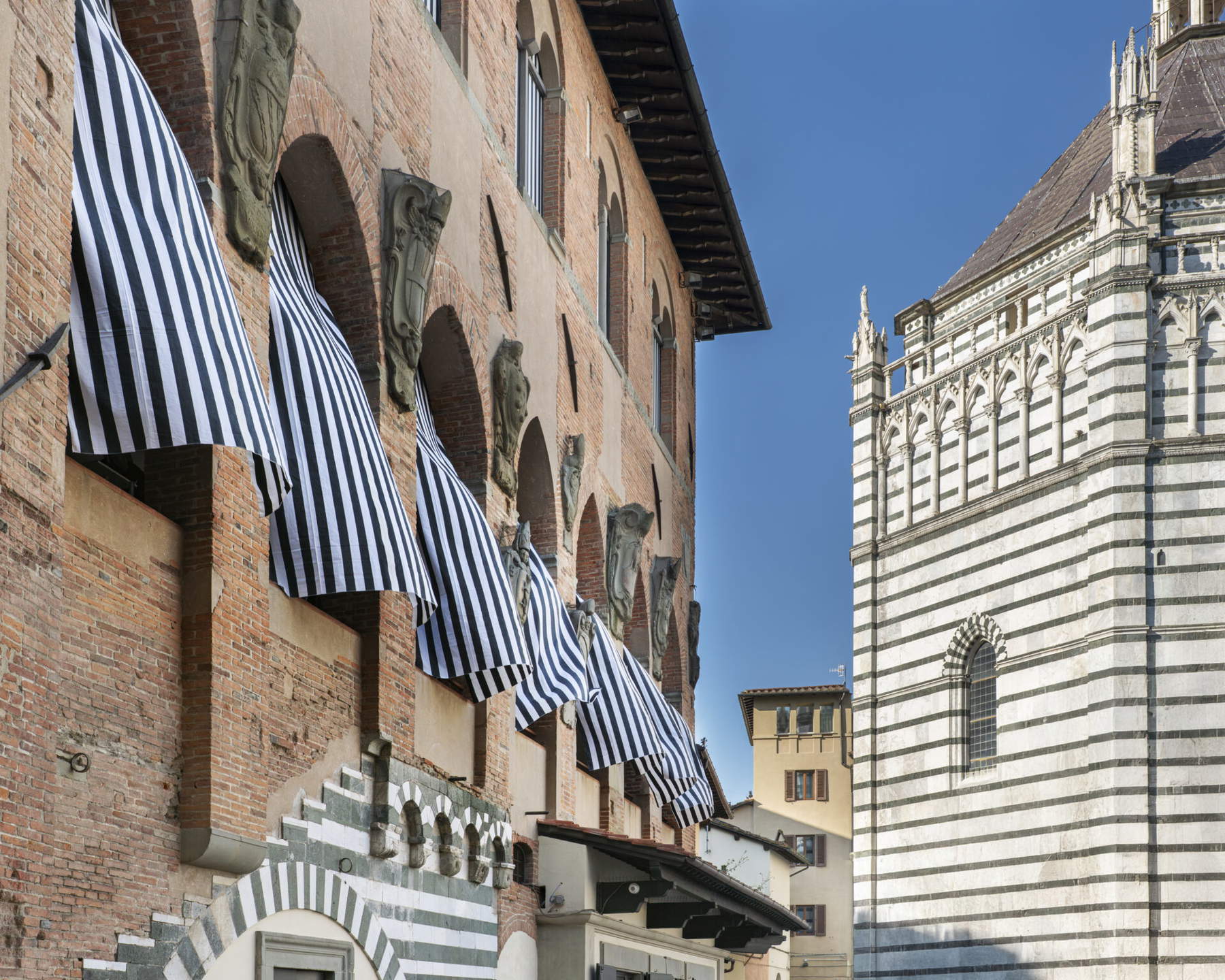 Daniel Buren, The Facade to the Winds, two-story in situ work, Antico Palazzo dei Vescovi, Pistoia, March 2025. Detail. Courtesy of Fondazione Pistoia Musei, photos OKNOstudio, Ela Bialkowska © DB - SIAE Rome Daniel Buren, The Facade to the Winds, two-story in situ work, Antico Palazzo dei Vescovi, Pistoia, March 2025. Detail. Courtesy of Fondazione Pistoia Musei, photos OKNOstudio, Ela Bialkowska © DB - SIAE Rome