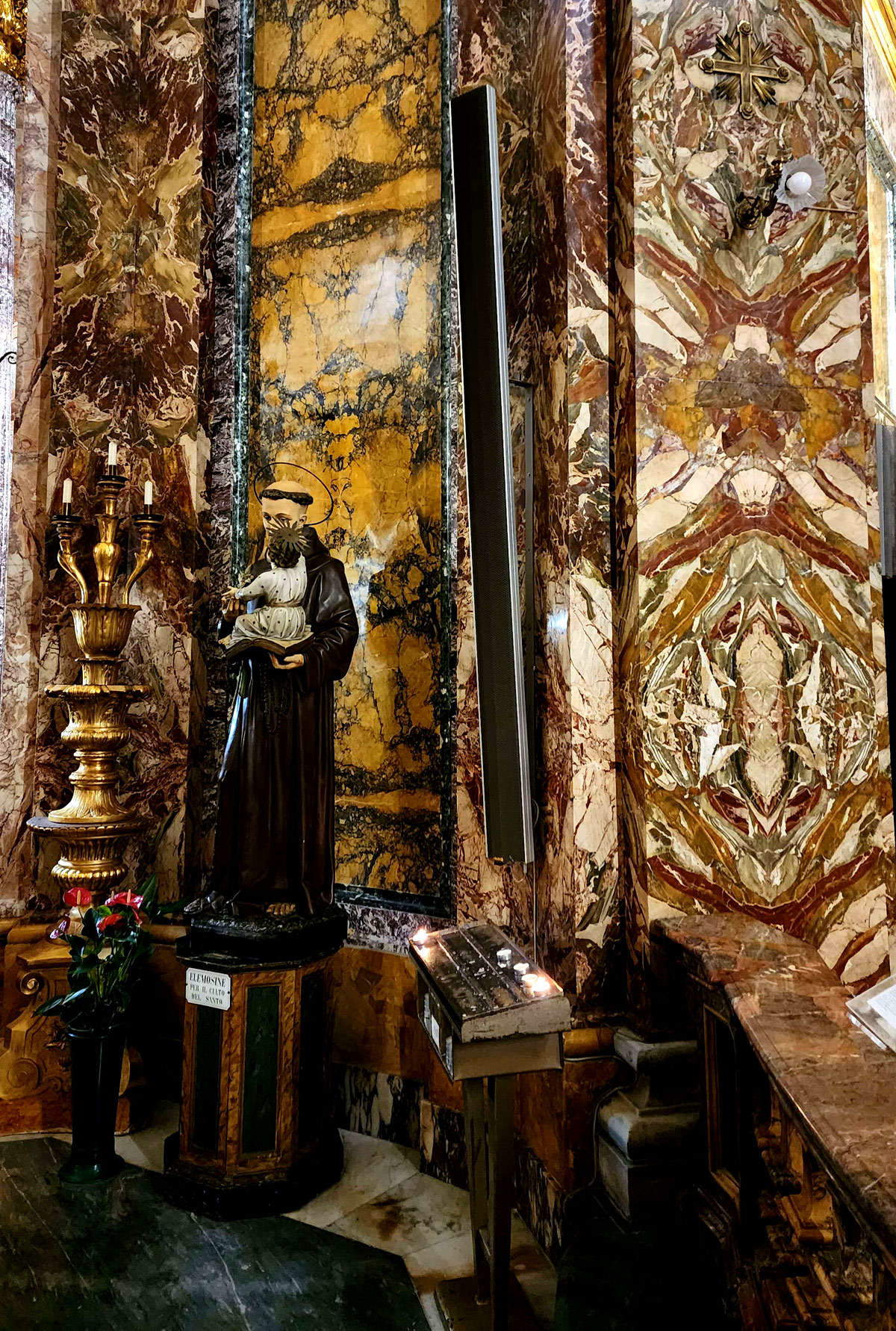 Altar mayor, detalle de la marmolería Altar mayor, detalle de la marmolería