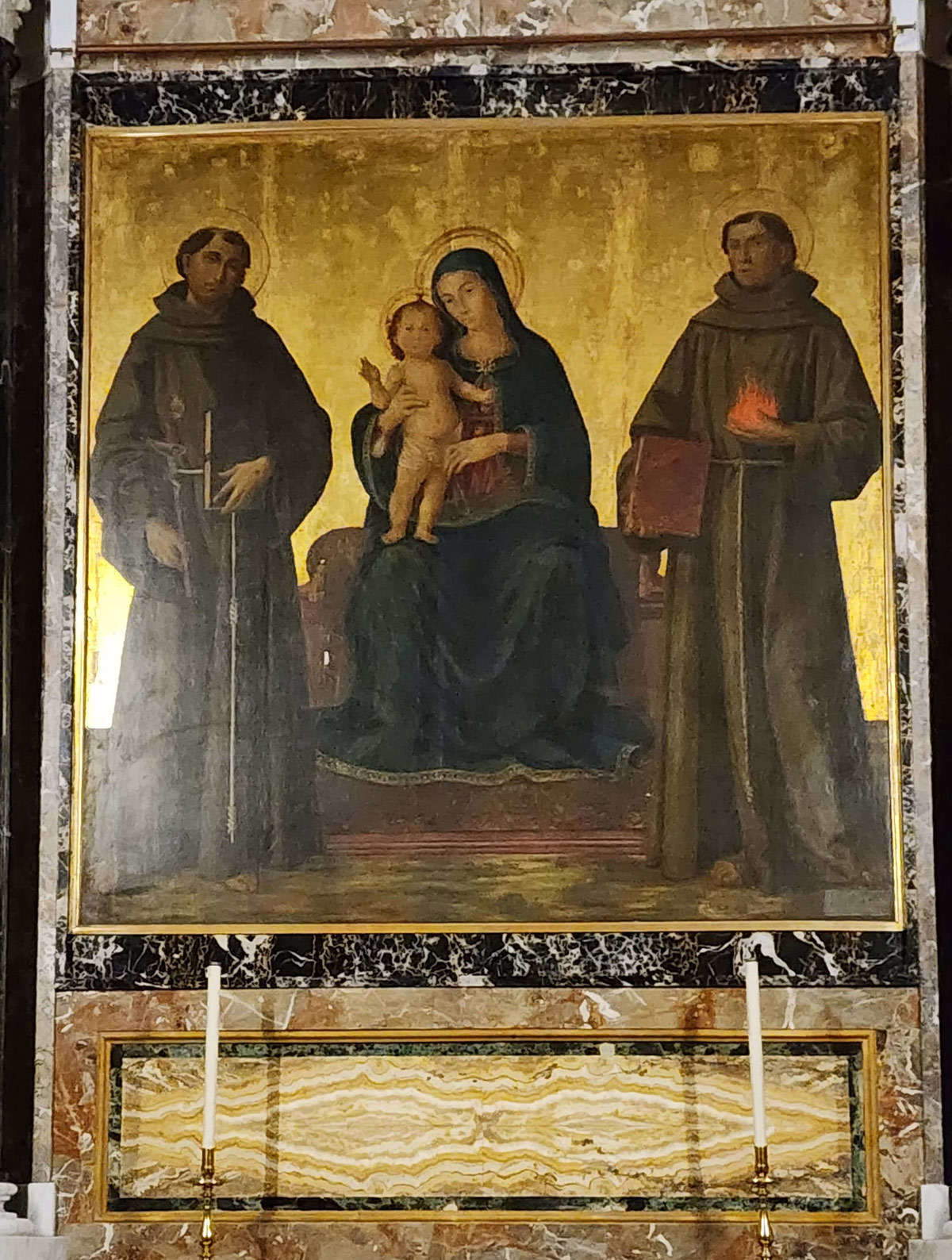 Antoniazzo Romano, Virgen entronizada con el Niño entre los santos Francisco de Asís y Antonio de Padua (mediados del siglo XV) Antoniazzo Romano, Virgen entronizada con el Niño entre los santos Francisco de Asís y Antonio de Padua (mediados del siglo XV)