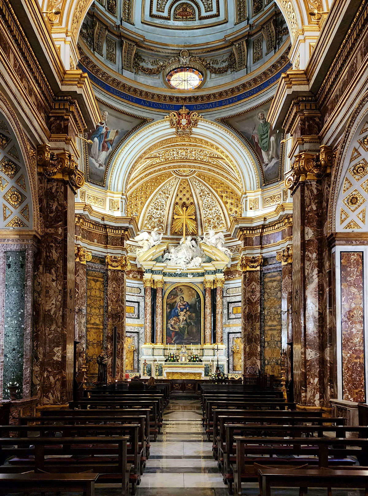 Interior de la iglesia de Sant'Antonio dei Portoghesi en Roma Interior de la iglesia de Sant'Antonio dei Portoghesi en Roma