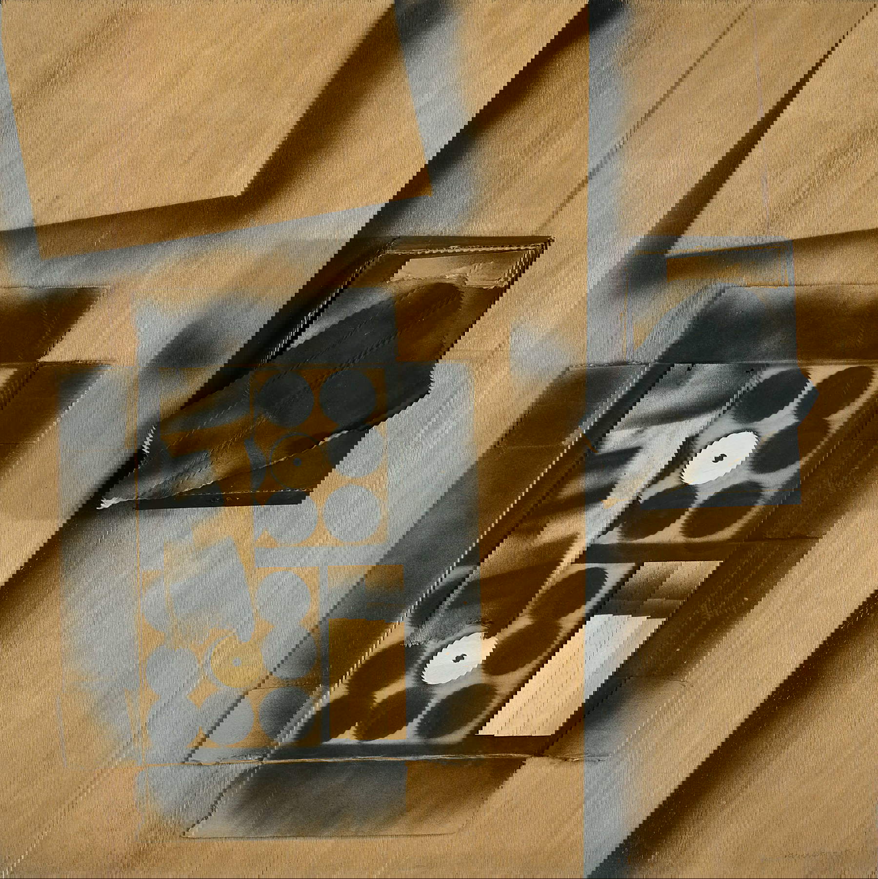 Louise Nevelson, Sin título (1955; cartón, pintura en aerosol y madera sobre tabla, 91,5 x 90 cm). Foto: Gianni Ummarino. Cortesía de Gi&oacute; Marconi, Milán