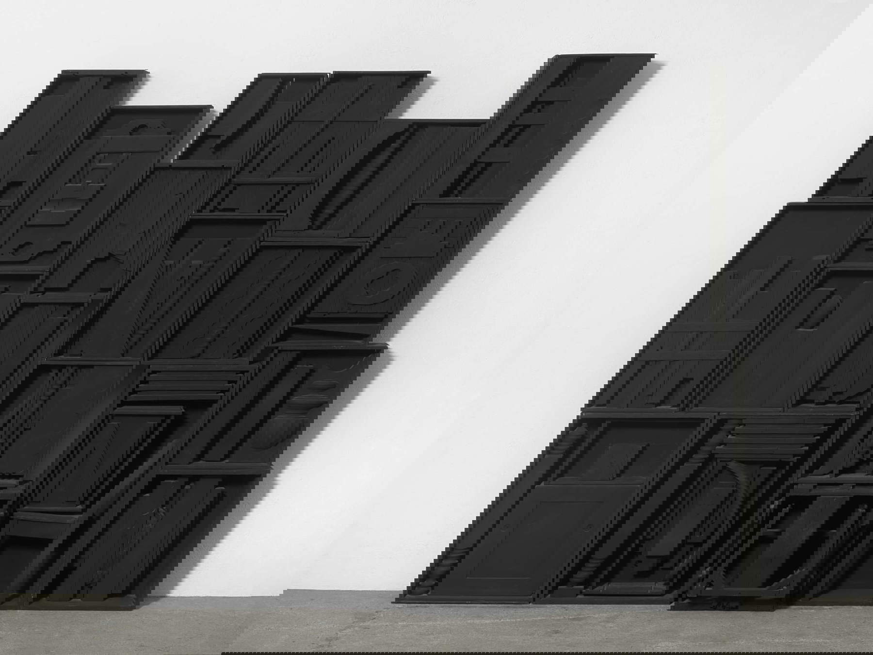 Louise Nevelson, Sin título (1964; madera pintada de negro, 216 x 241 x 49,5 cm). Foto: Alessandro Zambianchi. Cortesía de Gi&oacute; Marconi, Milán.