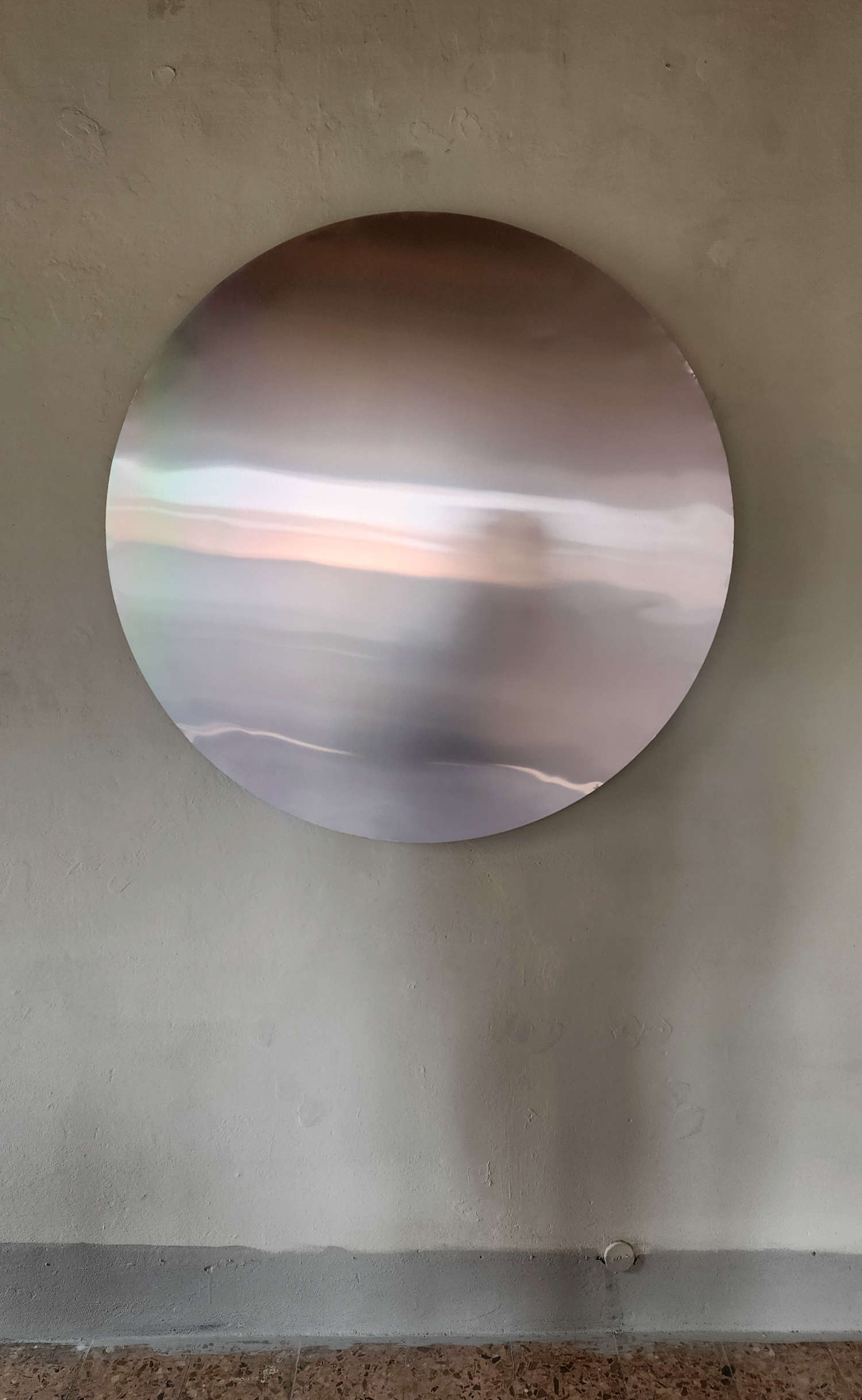 Maurizio Faleni, Lebende Arbeit (2025; Aluminium, Durchmesser 126 cm) Maurizio Faleni, Lebende Arbeit (2025; Aluminium, Durchmesser 126 cm)