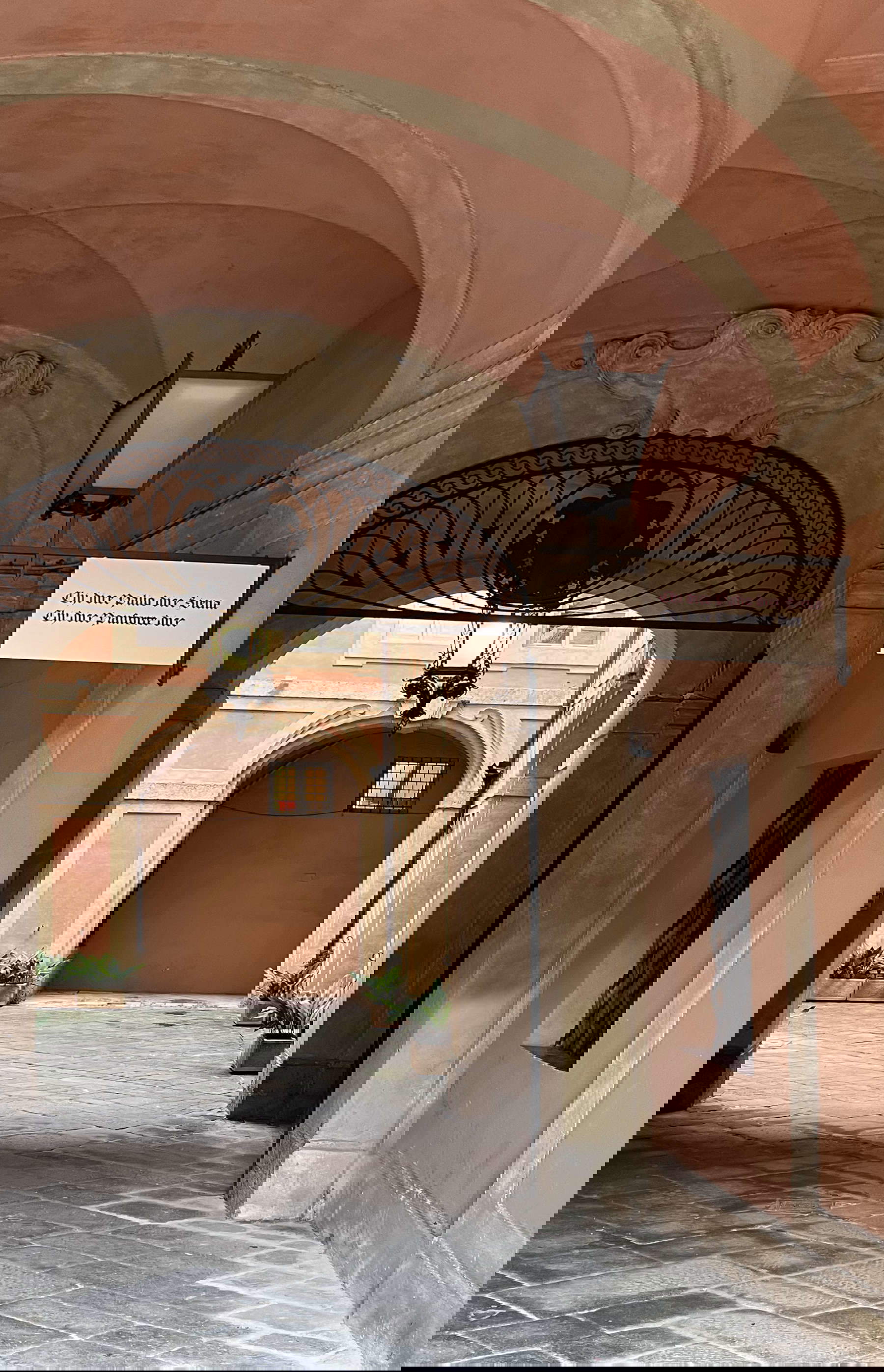 Flavio Favelli, Chi dice Palio dice Siena Chi dice Panforte dice Sapori (2025), Assister l'obscurité, Fondazione Palazzo Chigi Zondadari, Siena