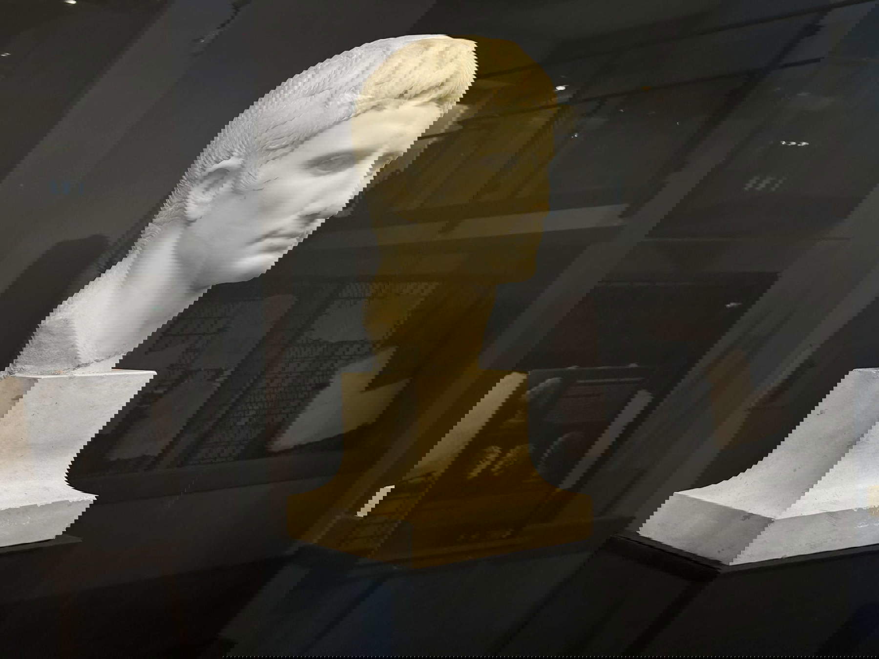 Augustus' head brought back to Centuripe