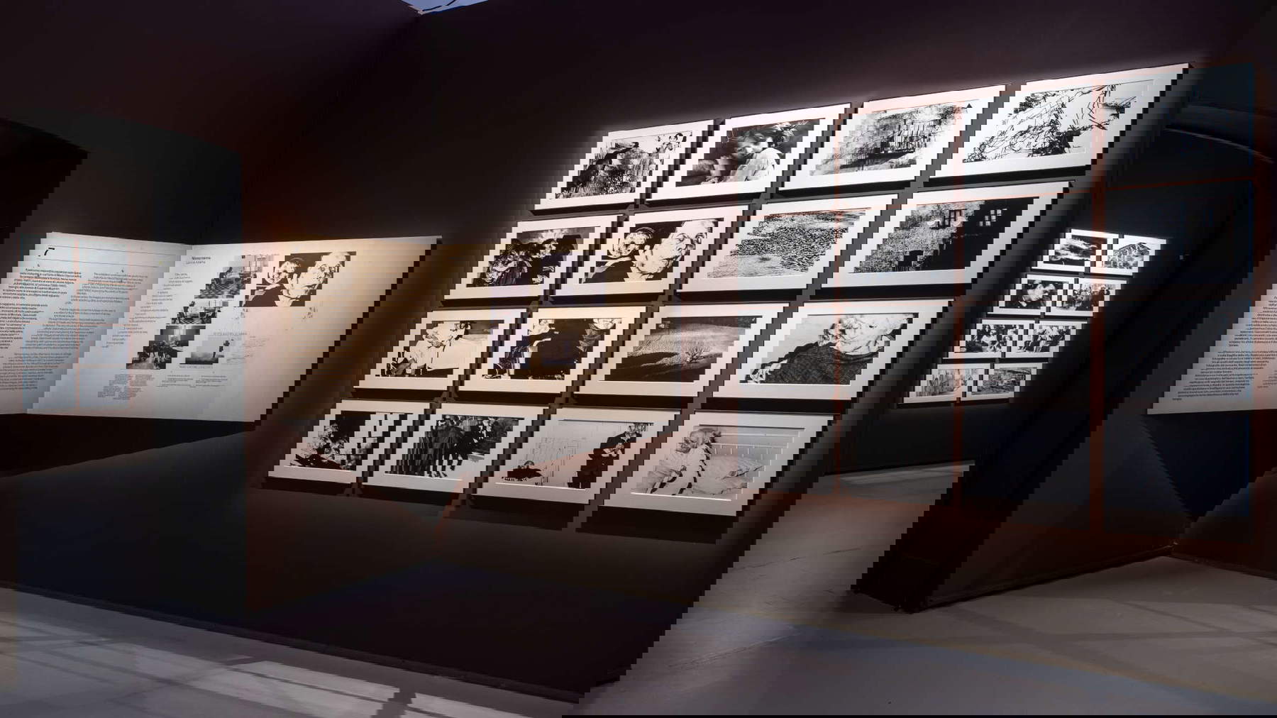 Montaje de la exposición Mario Giacomelli: el fotógrafo y el poeta en Milán, Palazzo Reale Montaje de la exposición Mario Giacomelli: el fotógrafo y el poeta en Milán, Palazzo Reale