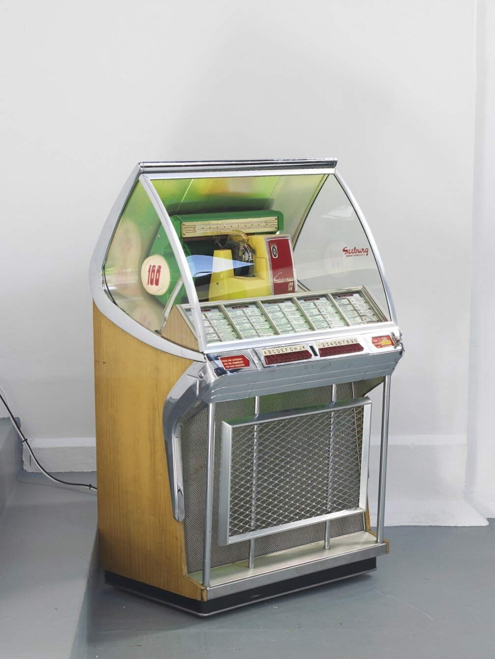 Jamian Juliano-Villani, Same Time Next Year (Part One) (2016; installazione). Veduta dell'installazione presso la mostra The World's Greatest Planet on Earth, Studio Voltaire, Londra, 2016