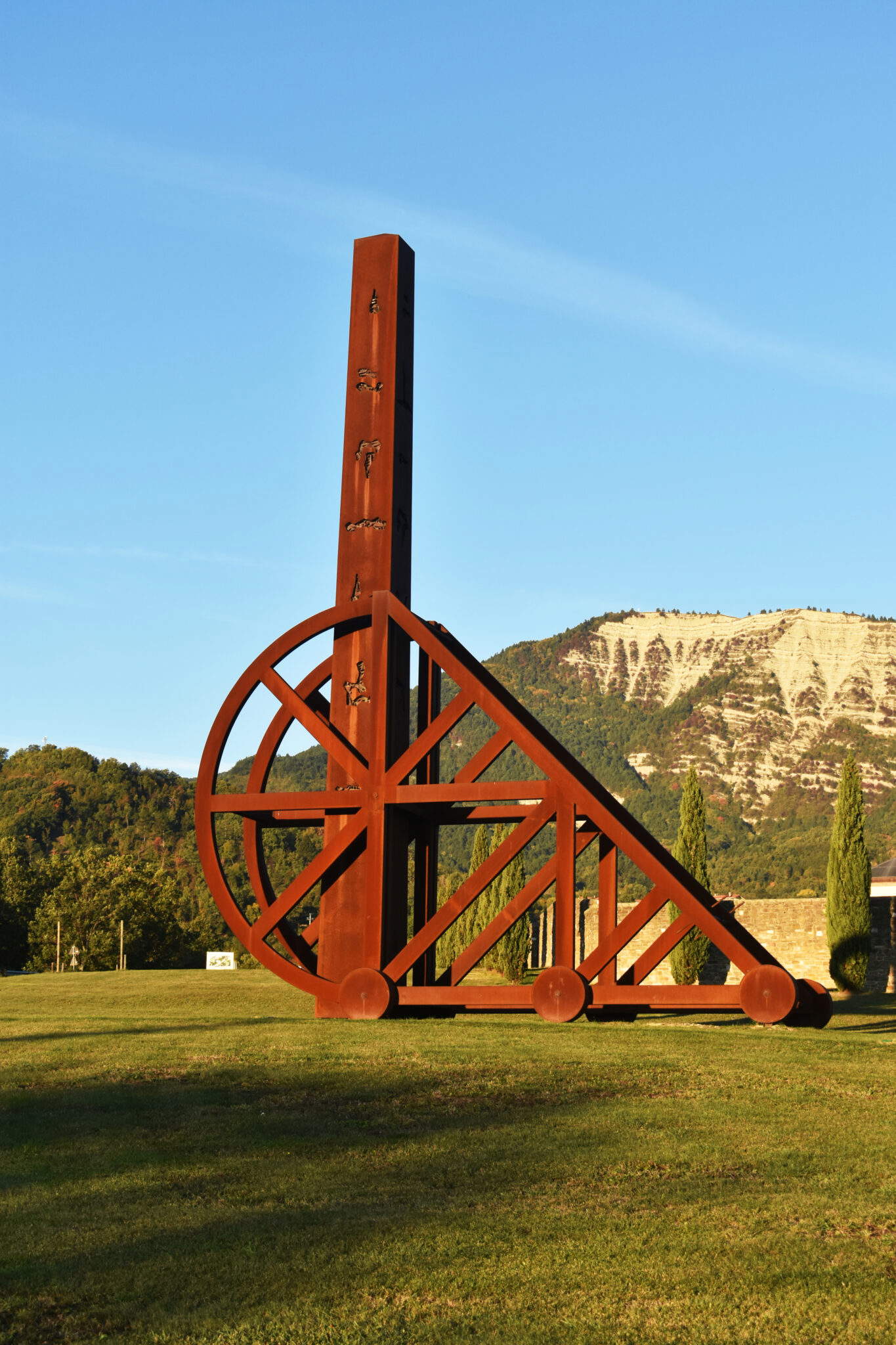 Le char avec l'obélisque d'Arnaldo Pomodoro
