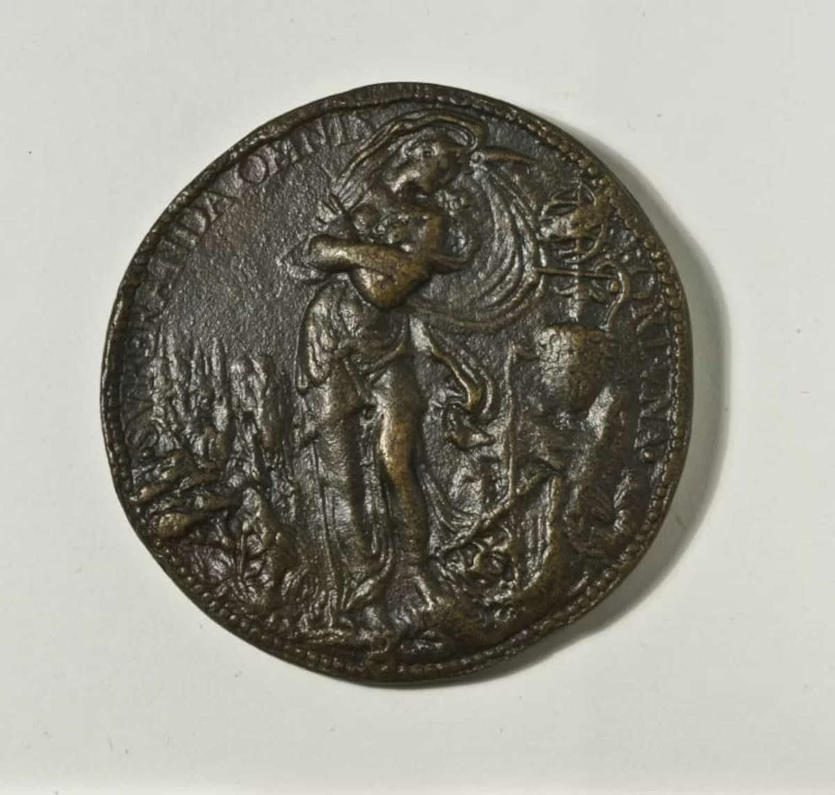 Pompeo Leoni, Medal of Ercole II d'Este duke of Ferrara, reverse with Allegory of Patience ( c. 1553-1554 minted medal, bronze, diameter 65.5 mm; Florence, Museo Nazionale del Bargello, inv. 6464 Medals) Pompeo Leoni, Medal of Ercole II d'Este duke of Ferrara, reverse with Allegory of Patience ( c. 1553-1554 minted medal, bronze, diameter 65.5 mm; Florence, Museo Nazionale del Bargello, inv. 6464 Medals)