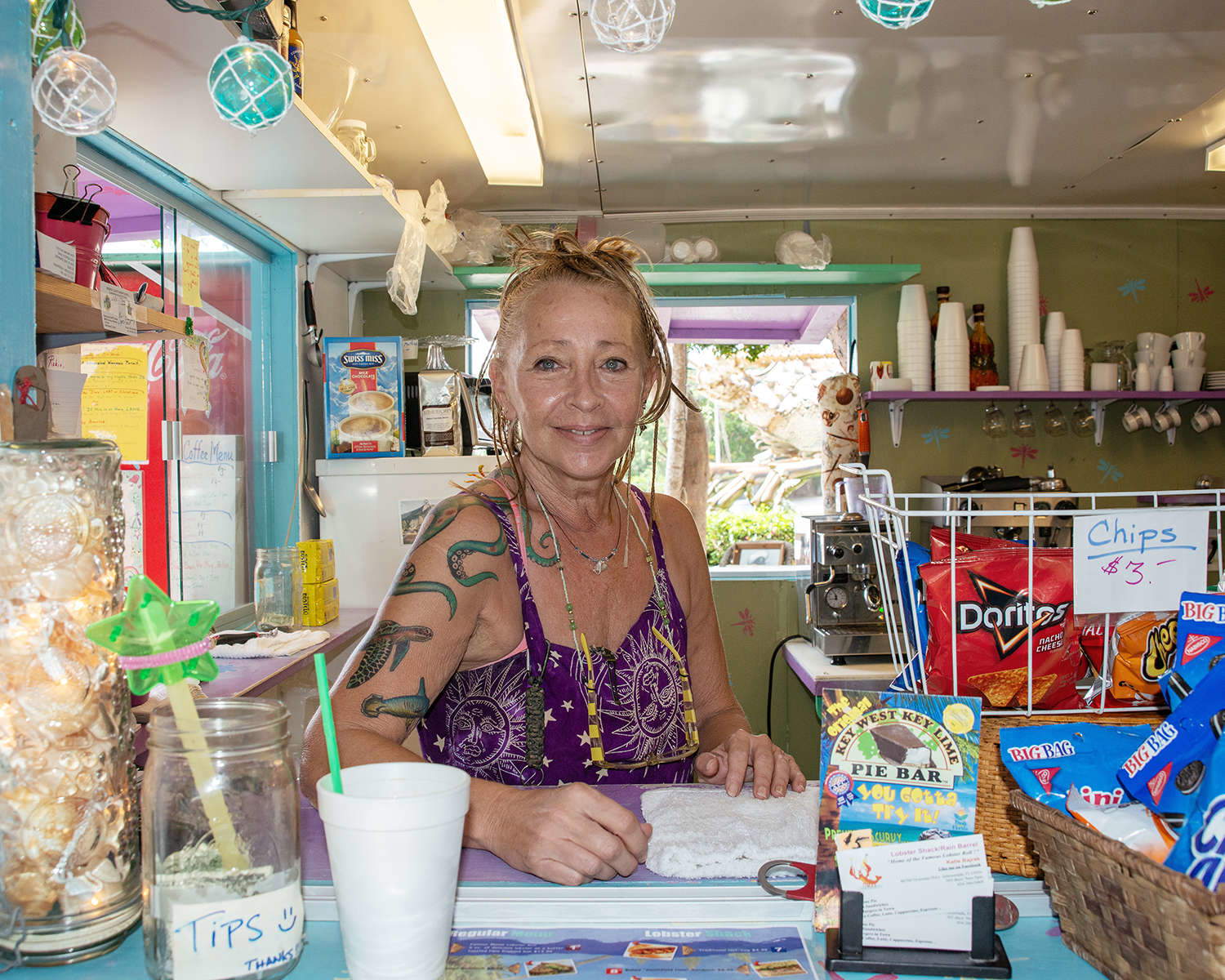 Anna Fox e Karen Knorr, Lobster shack, Islamorada, Florida, 2016. Su concessione del Centre for British Photography e Les Filles du Calvaire Gallery Anna Fox e Karen Knorr, Lobster shack, Islamorada, Florida, 2016. Su concessione del Centre for British Photography e Les Filles du Calvaire Gallery