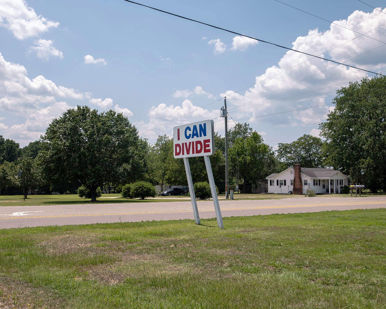 Anna Fox e Karen Knorr, Plots, Sanford, North Carolina, 2019. Su concessione del Centre for British Photography e Les Filles du Calvaire Gallery Anna Fox e Karen Knorr, Plots, Sanford, North Carolina, 2019. Su concessione del Centre for British Photography e Les Filles du Calvaire Gallery