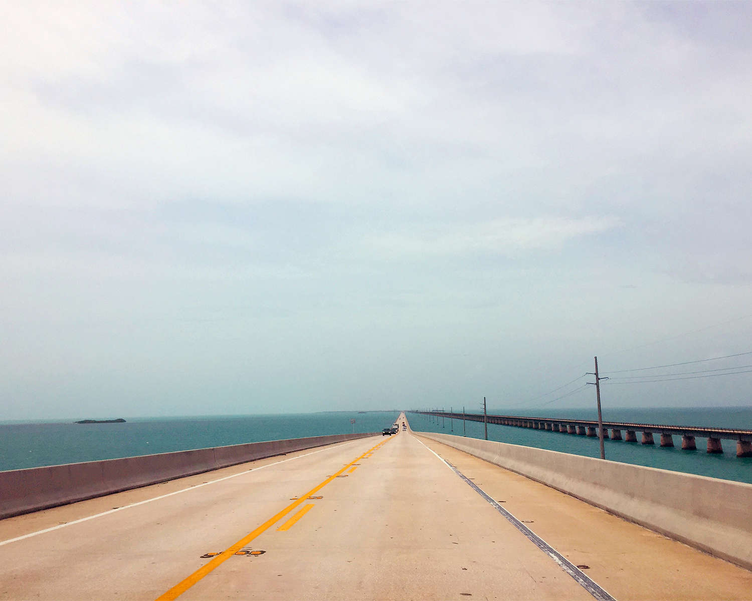 Anna Fox e Karen Knorr, Seven Mile Bridge to Key West, Florida, 2016. Su concessione del Centre for British Photography e Les Filles du Calvaire Gallery Anna Fox e Karen Knorr, Seven Mile Bridge to Key West, Florida, 2016. Su concessione del Centre for British Photography e Les Filles du Calvaire Gallery