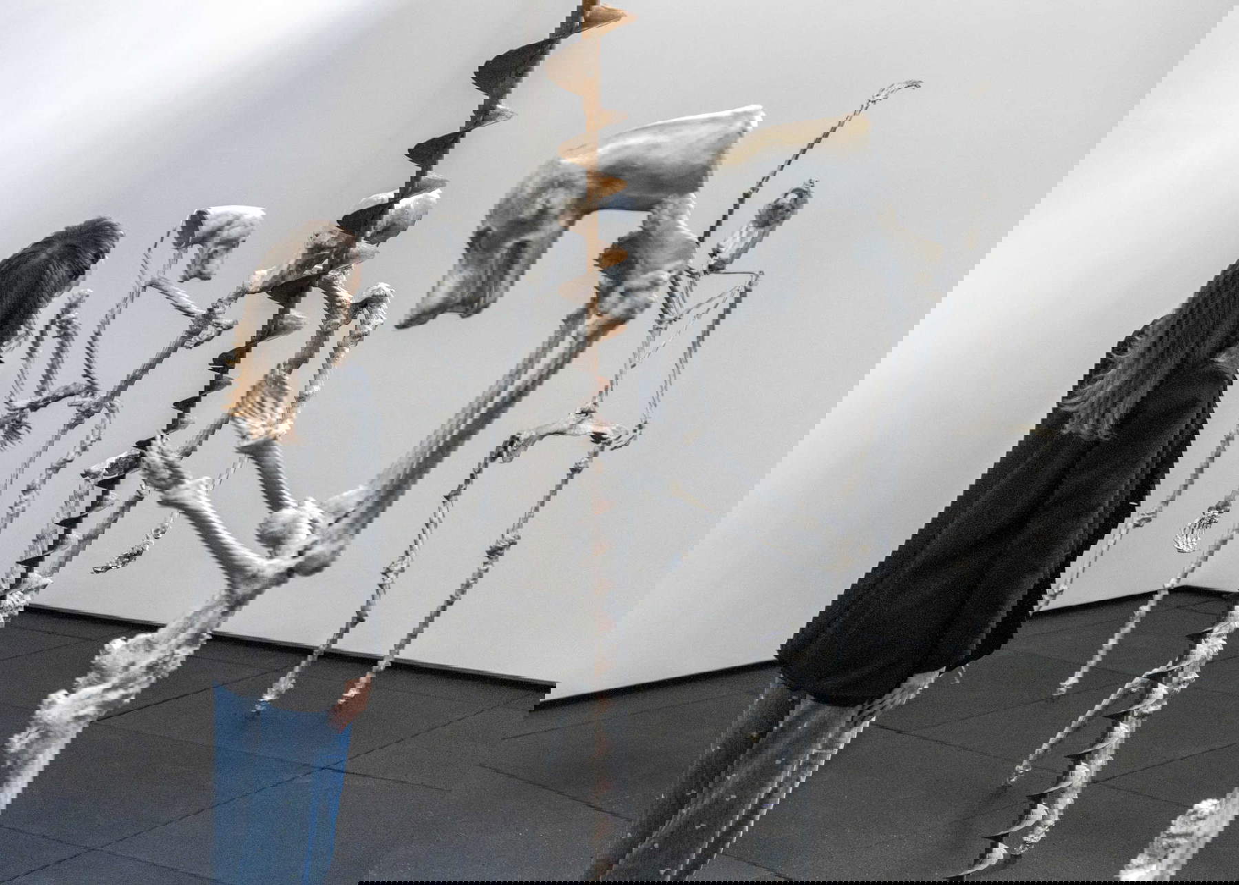 Giulia Cenci, Les hommes creux (2025). Photo : Ela Bialkowska, OKNO Studio. En concession du Palazzo Strozzi