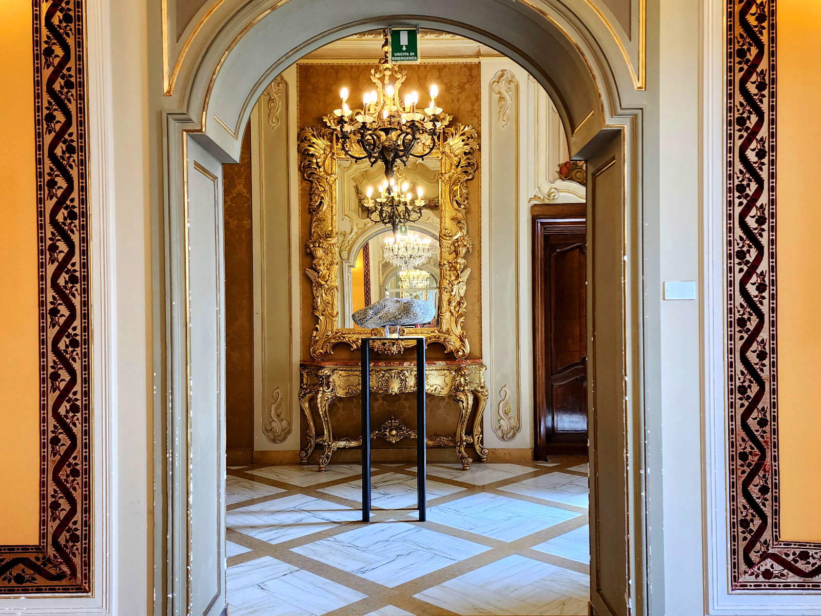 Allestimenti della mostra Arcangelo Sassolino. Fratture armoniche Allestimenti della mostra Arcangelo Sassolino. Fratture armoniche