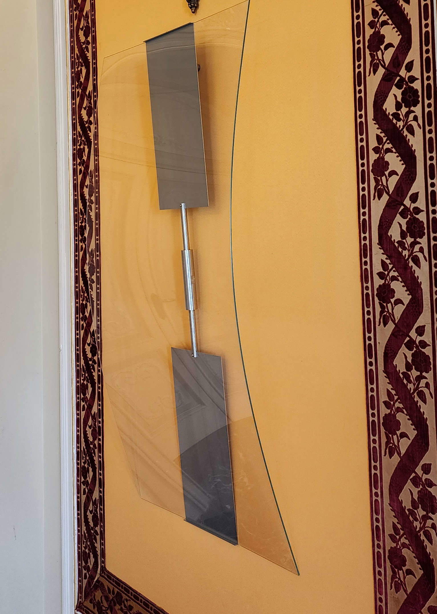 Arcangelo Sassolino, Le cose facili sono le più difficili (2019; vetro, acciaio e poliestere, 98,6 x 40 x 12,2 cm) Arcangelo Sassolino, Le cose facili sono le più difficili (2019; vetro, acciaio e poliestere, 98,6 x 40 x 12,2 cm)