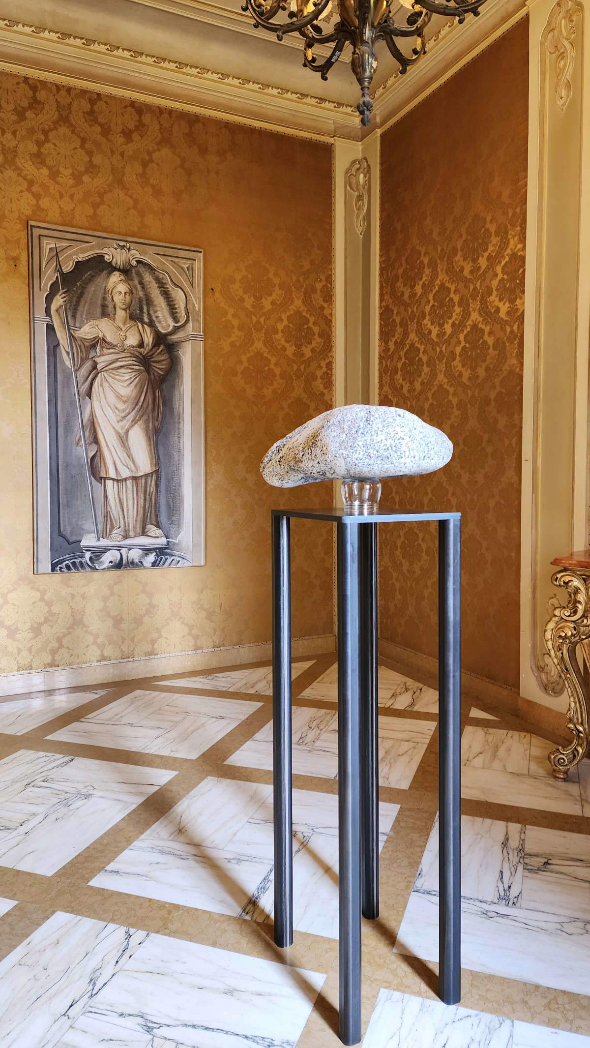 Arcangelo Sassolino, Sospensione della scelta (2025; pietra, vetro e acciaio, 120 x 70 x 47 cm) Arcangelo Sassolino, Sospensione della scelta (2025; pietra, vetro e acciaio, 120 x 70 x 47 cm)