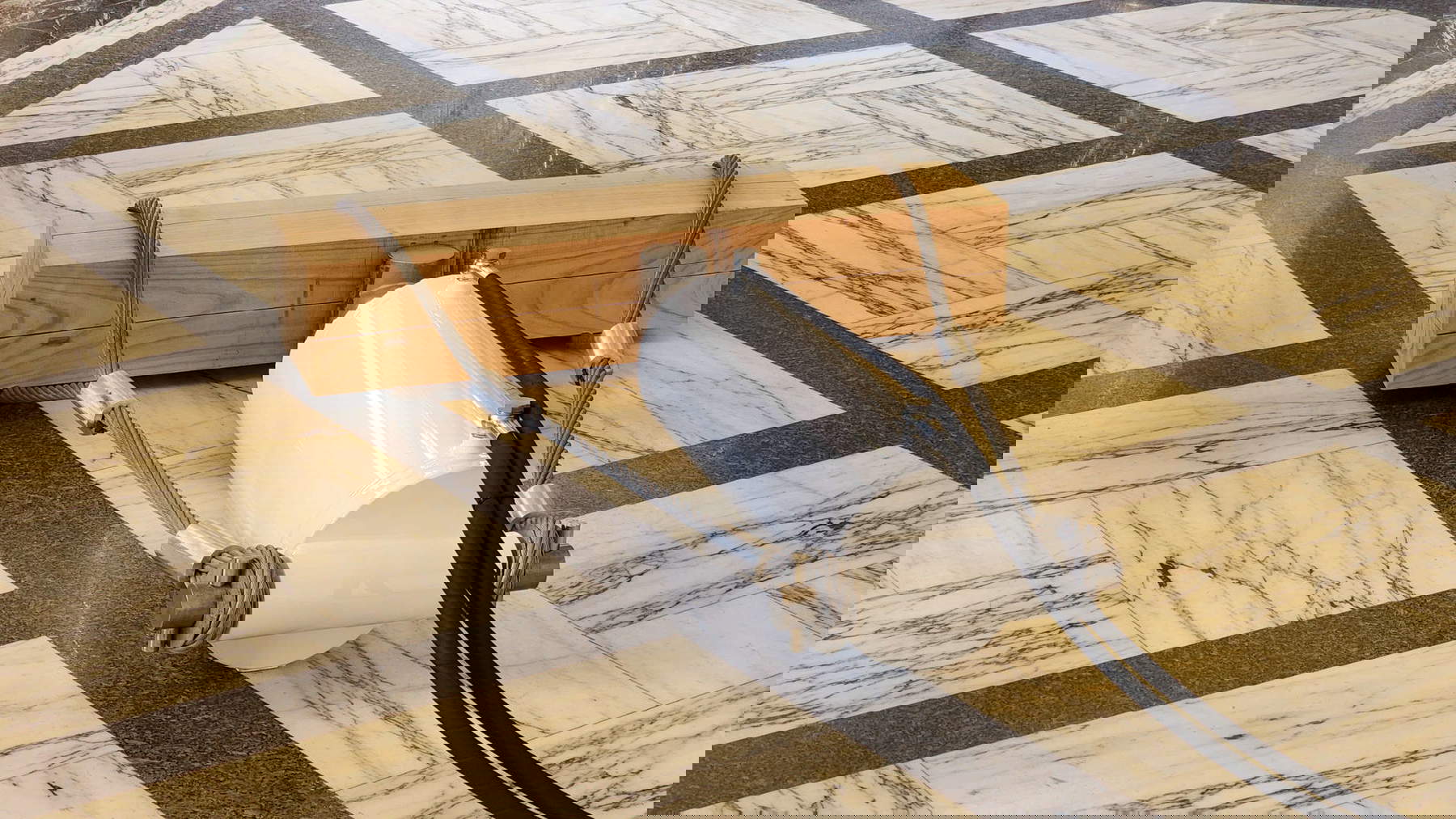 Arcangelo Sassolino, Violenza casuale (2016; acciaio, legno, sistema idraulico, dimensioni variabili) Arcangelo Sassolino, Violenza casuale (2016; acciaio, legno, sistema idraulico, dimensioni variabili)