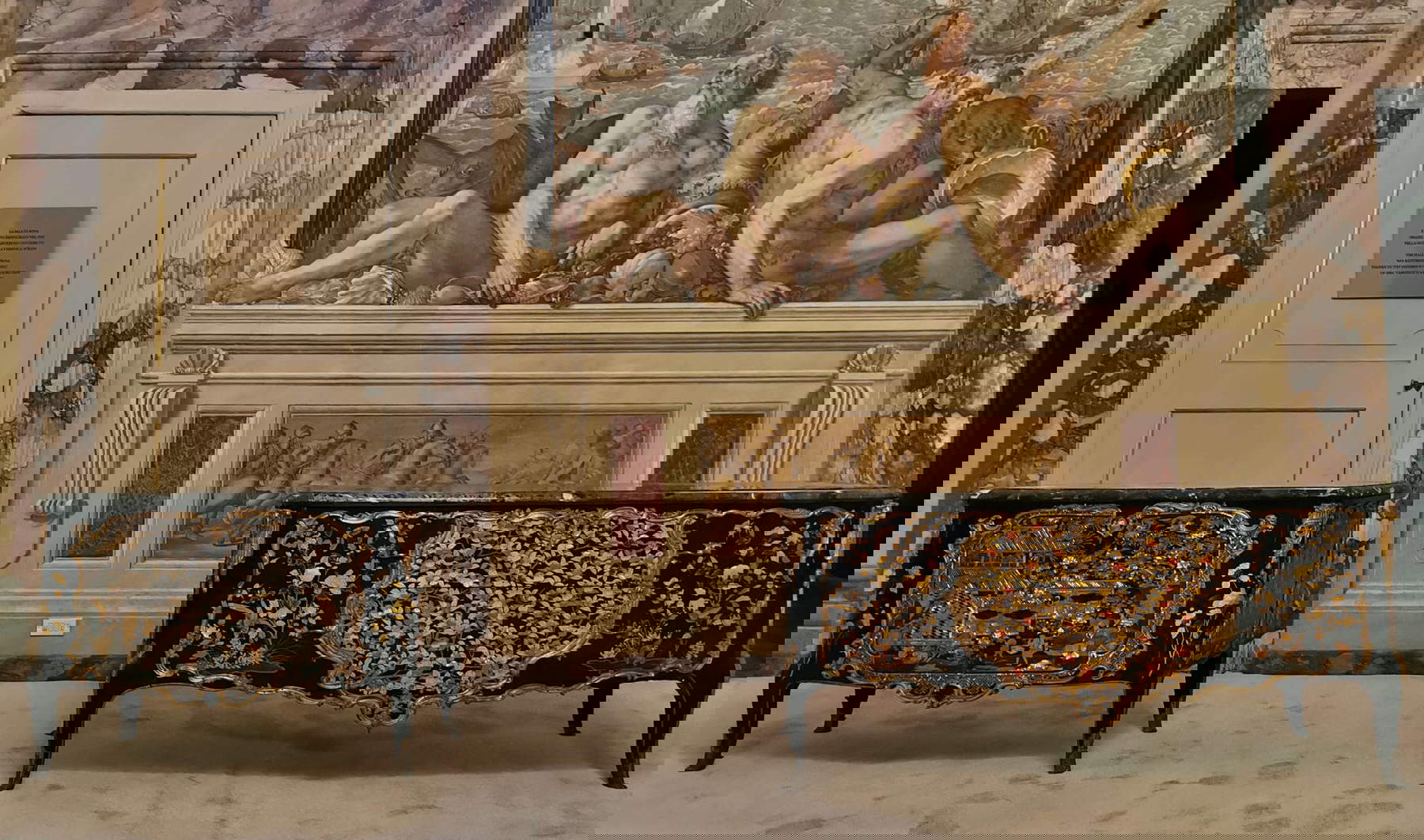 Kommoden von Louis XV mit japanisch lackierten Paneelen aus der Mitte des 18. Jahrhunderts im Pitti-Palast. Foto: Galerien der Uffizien