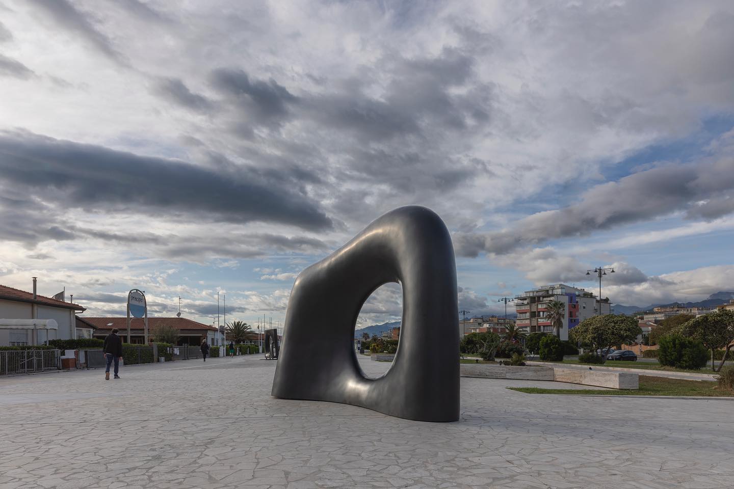 Kan Yasuda, Myomu (Bronze; Viareggio, Terrazza della Repubblica)