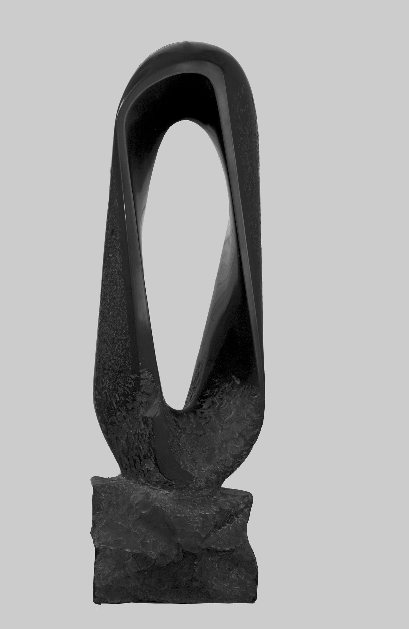 Kazuto Kuetani, In Comune (1991; schwarzer Marmor aus Belgien, 102 x 32 x 28 cm; Pietrasanta, Museo dei Bozzetti)