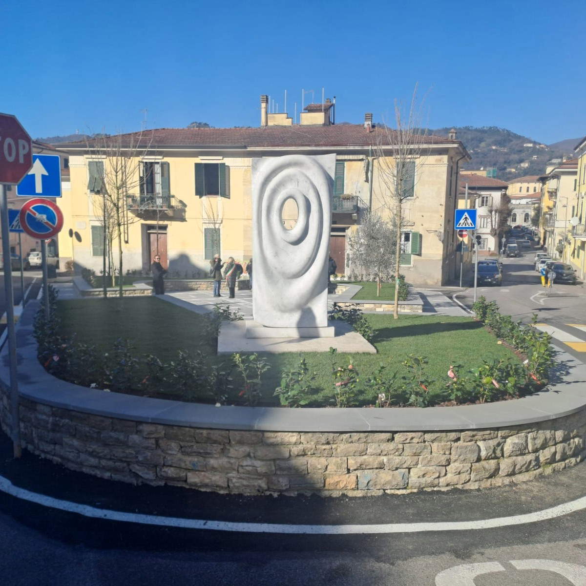 Yoshin Ogata, Gesang des Wassers (2025; Marmor; Carrara, Via San Francesco)