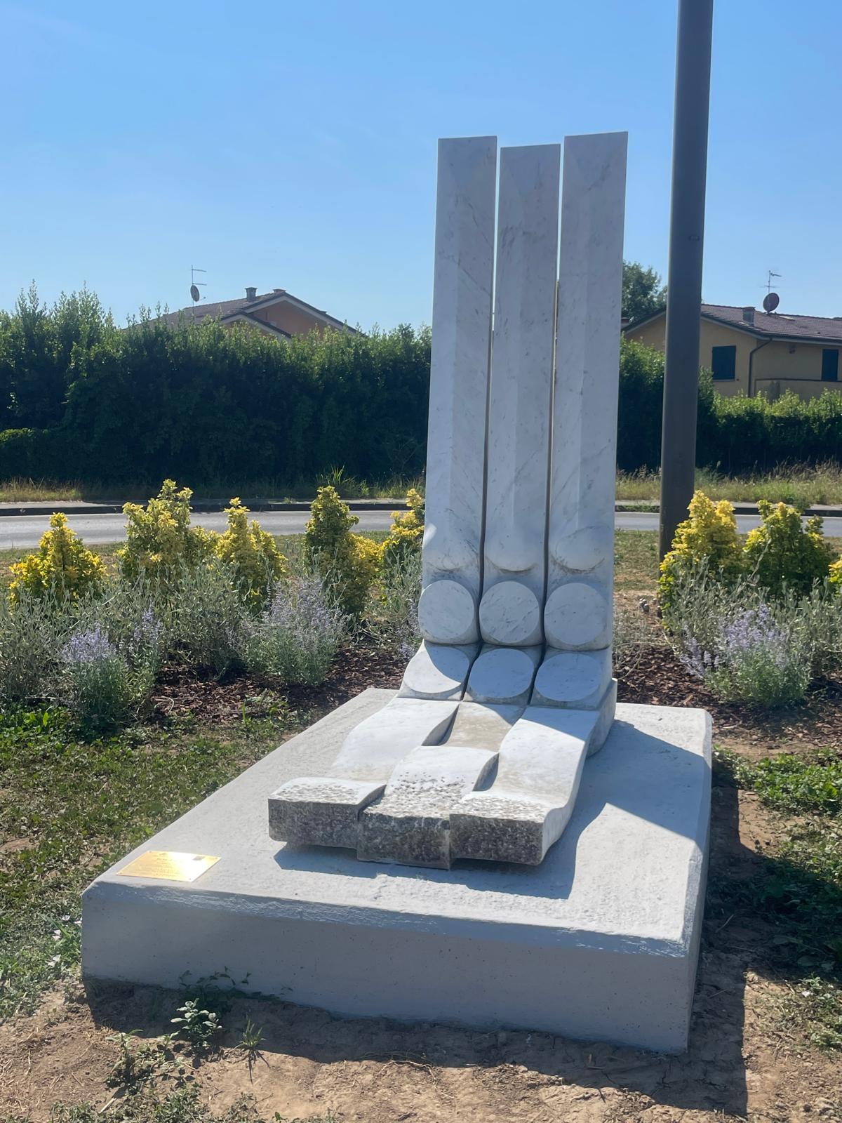 Yoshin Ogata, Scia d'acqua (1990; Marmor; Lucca, Viale Martiri delle Foibe)