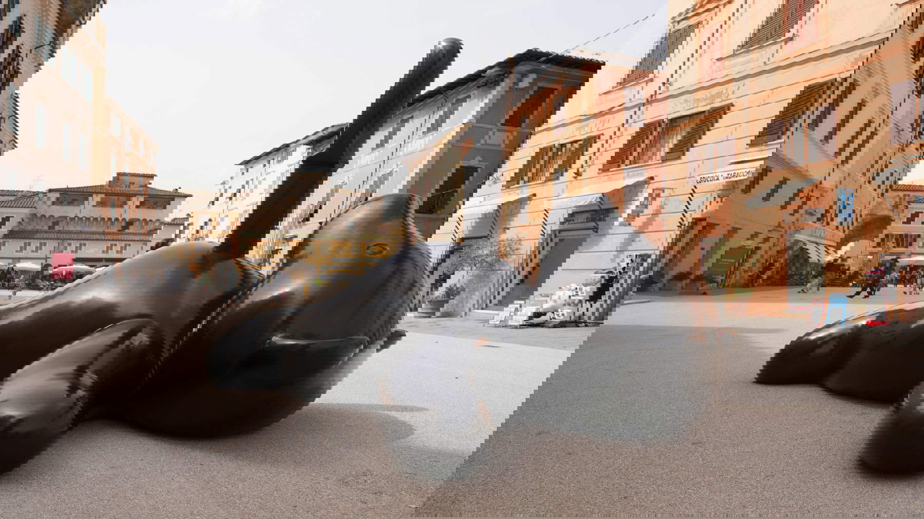 Rachel Lee Hovnanian, Poor Teddy in Repose (2004; bronze), view of the work in Piazza del Duomo in Pietrasanta