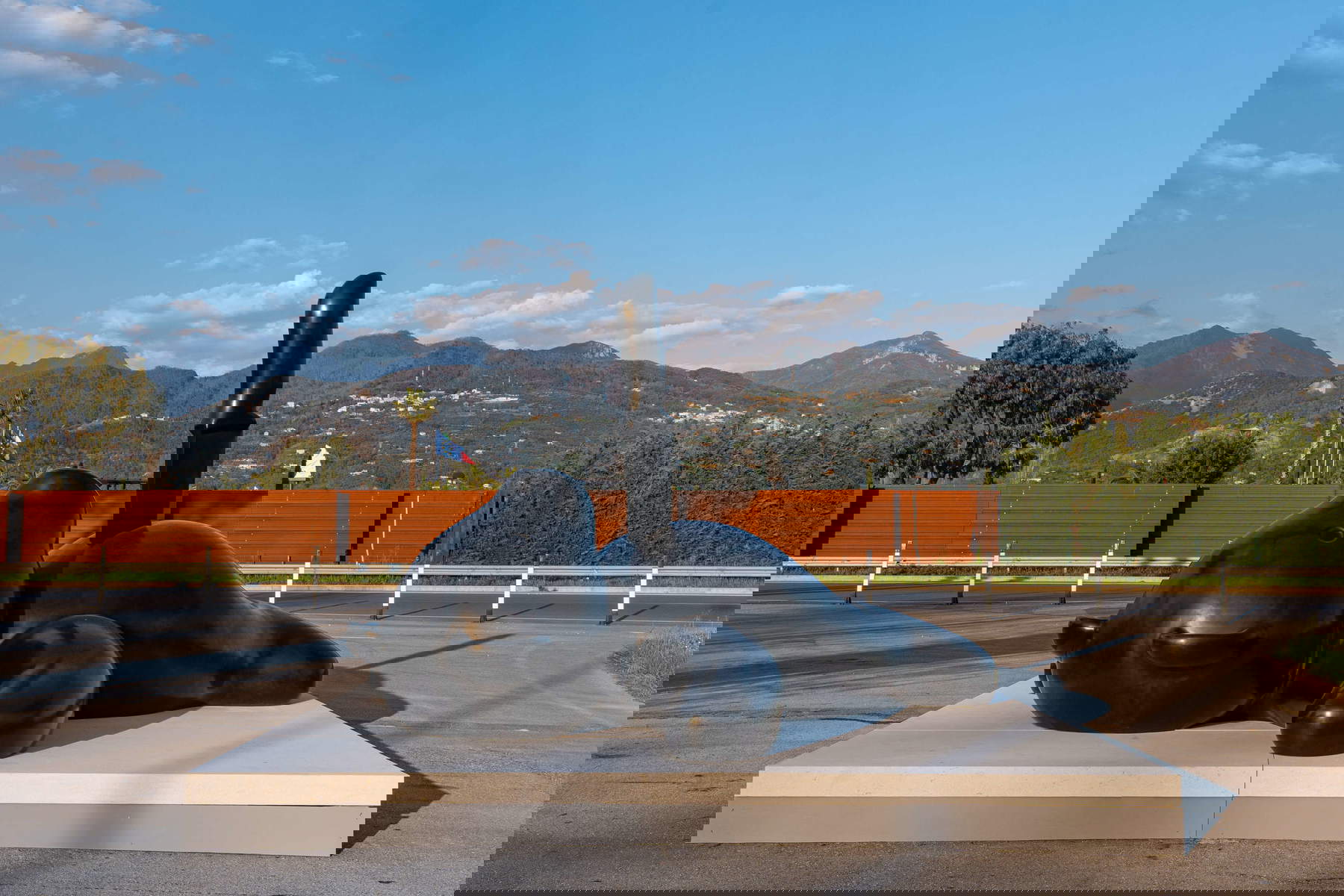 Rachel Lee Hovnanian, Poor Teddy in Repose installed at the A12 exit, Versilia toll booth. Photo: Victor Valobonsi