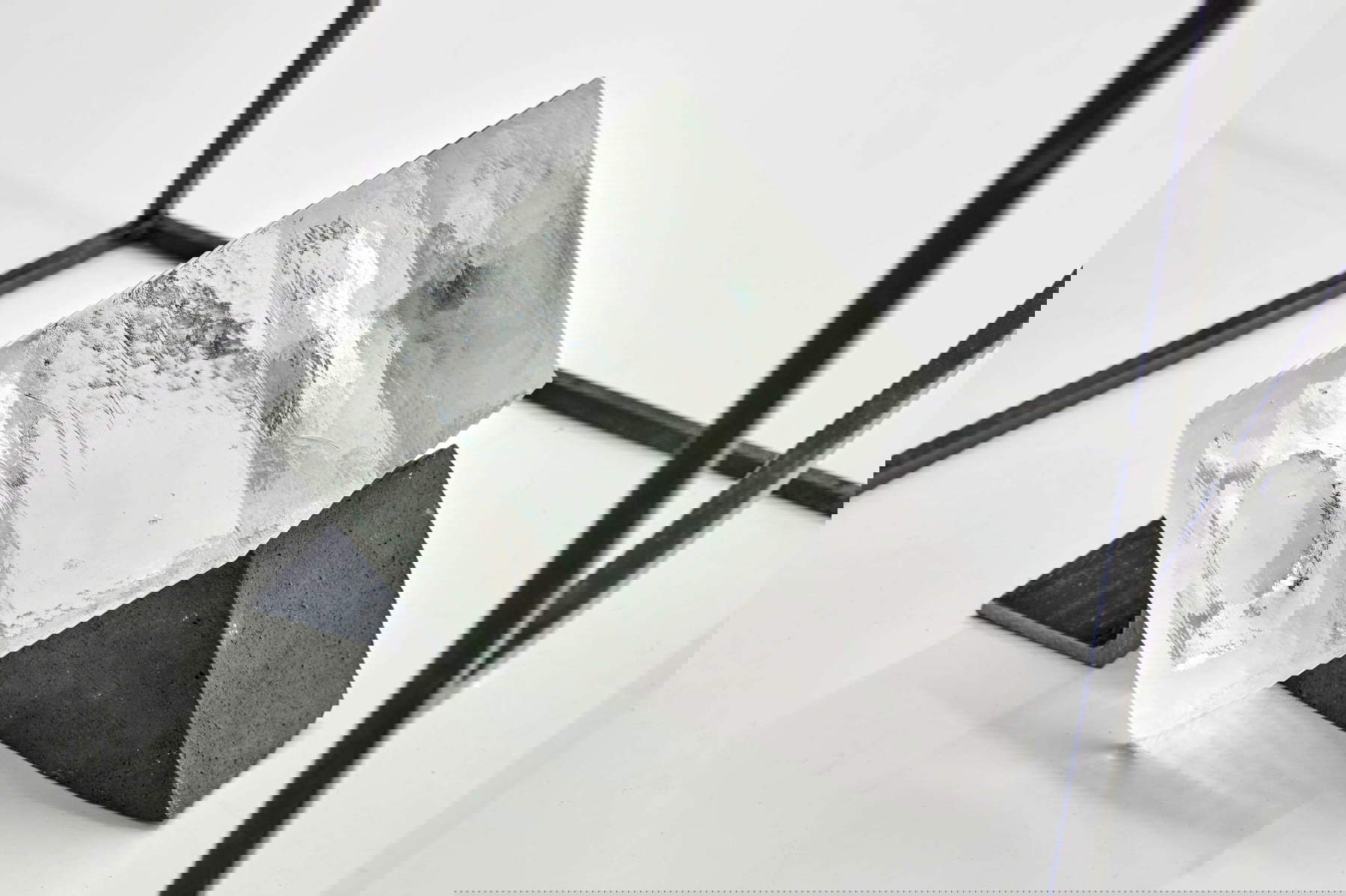 Alice Cattaneo, Untitled (2019; Vetro di Murano, ceramica, ferro, 15x30x15cm circa). Foto: We Document Art. Su concessione dell&rsquo;artista