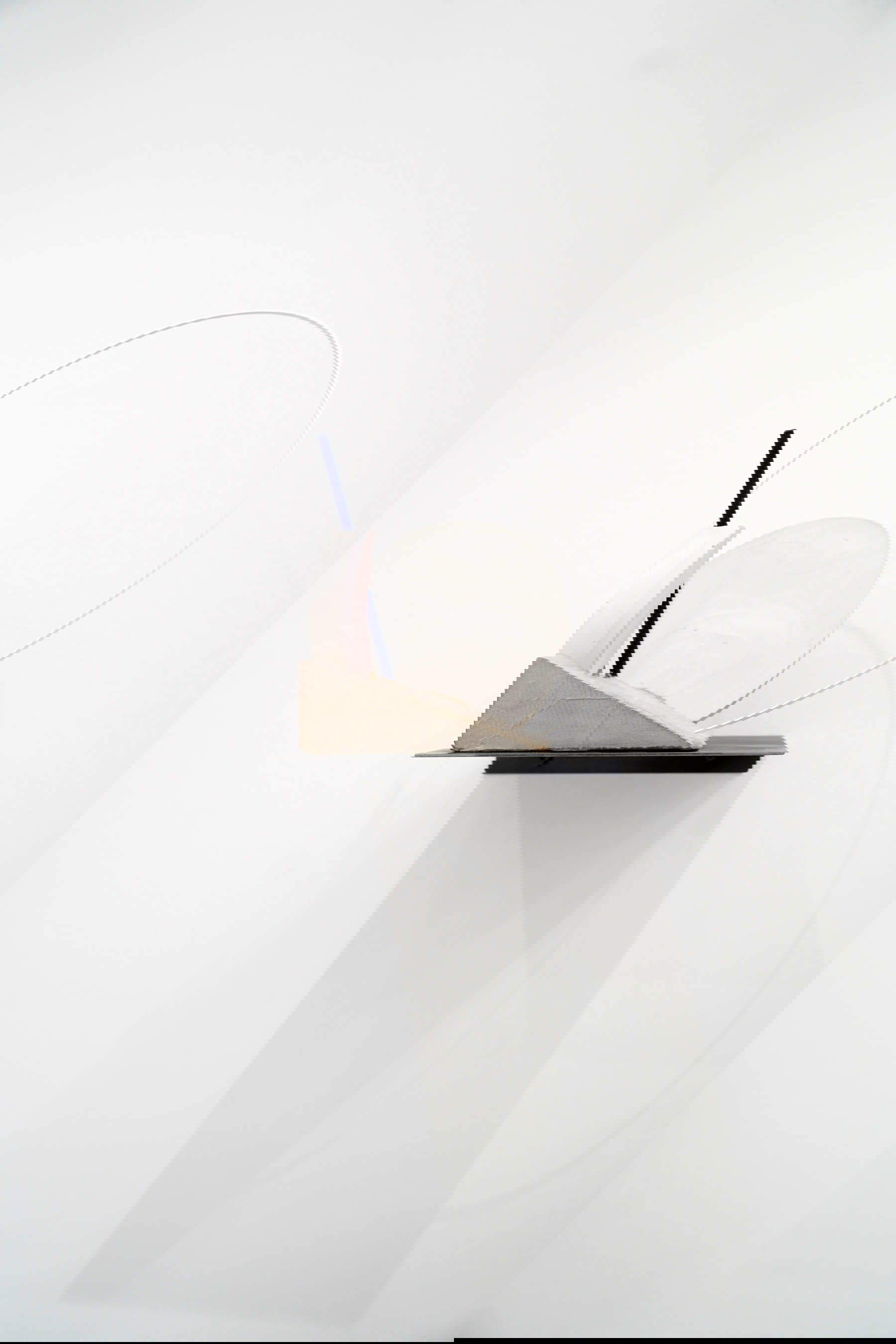 Alice Cattaneo, Untitled (2018; cemento, pigmento, vetro, ceramica, porcellana, plastica, 32x26x13 cm). Veduta presso la GAM Torino. Foto: Gianluca Minuto. Su concessione dell&rsquo;artista