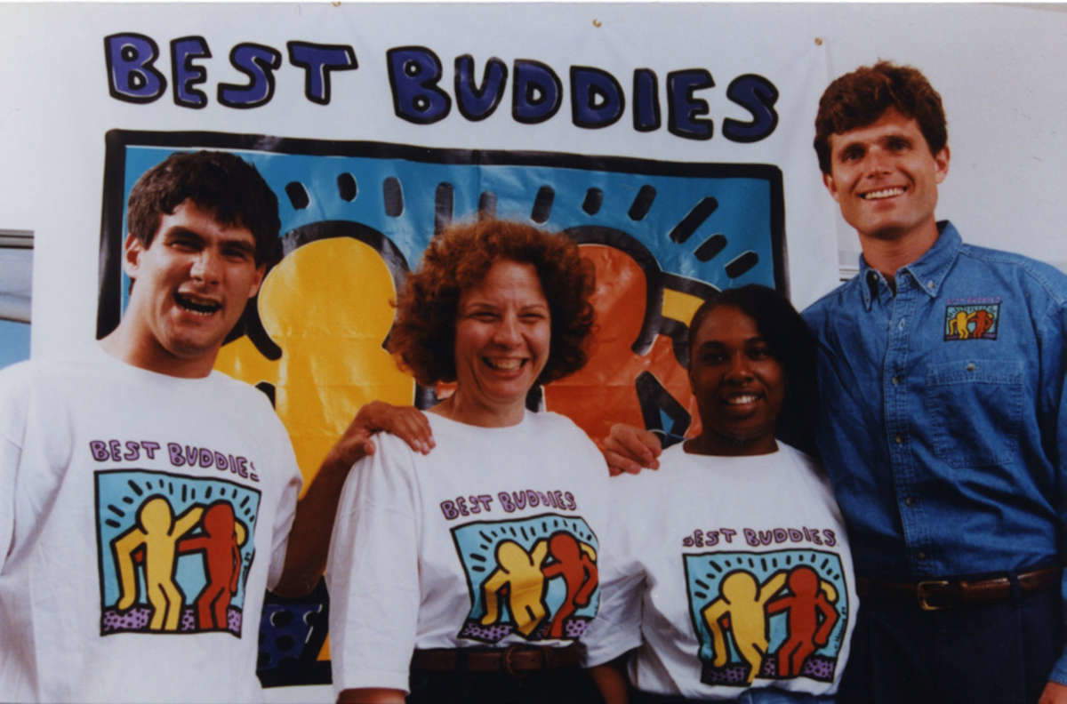 Camisetas con el logotipo de Best Buddies
