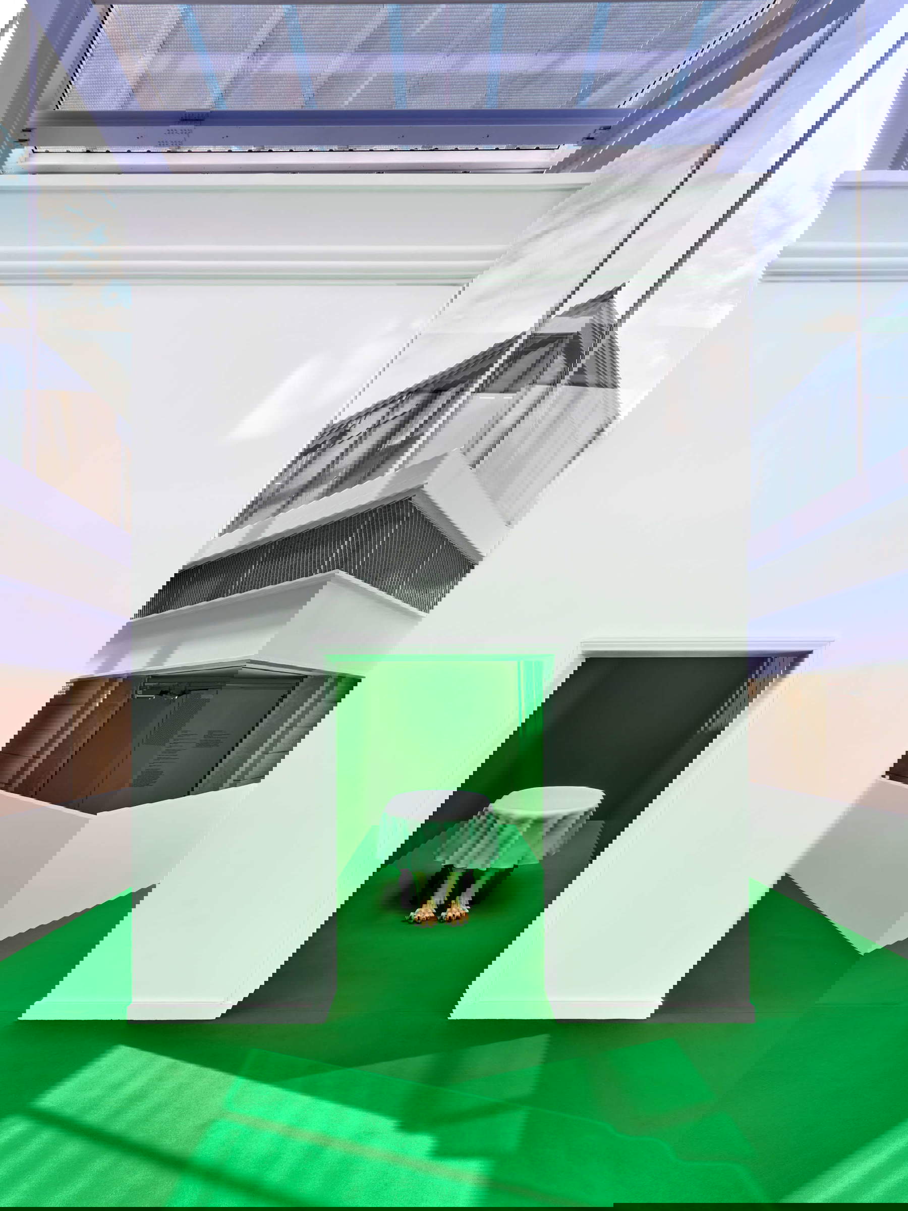 Pol Taburet, My Dear (2023; legno, resina e silicone, 95 x 200 x 120 cm). Foto: Mendes Wood DM