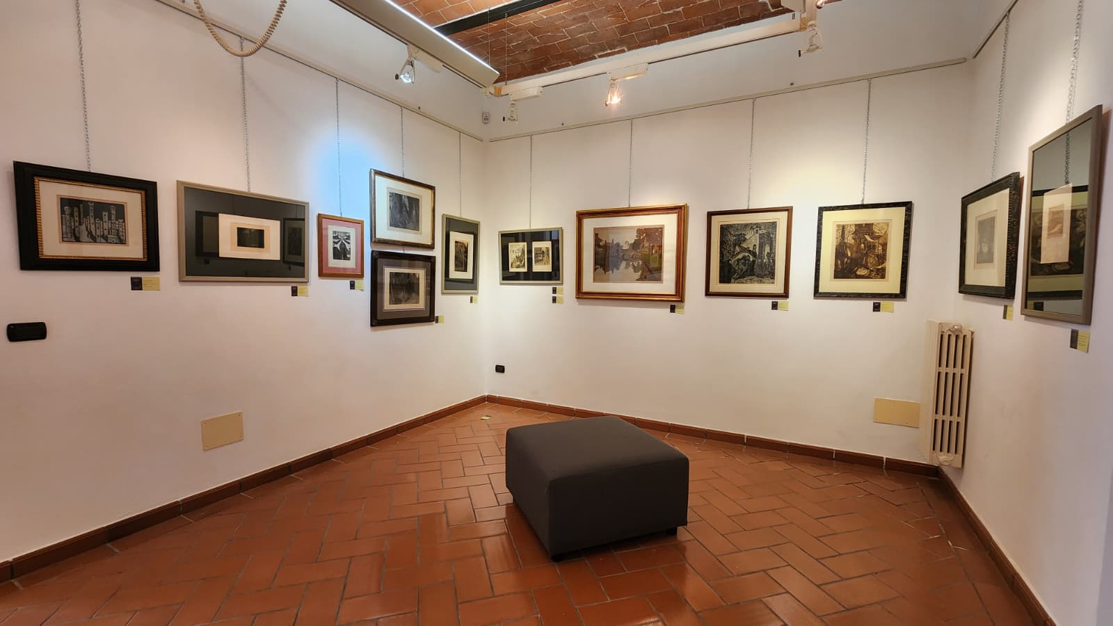 Montaje de la exposición L'ora delle Lampade. Diálogos de Aleardo Kutuf&agrave; entre el esteticismo de D'Annunzio, los fantasmas crepusculares y el sueño de la Edad Media