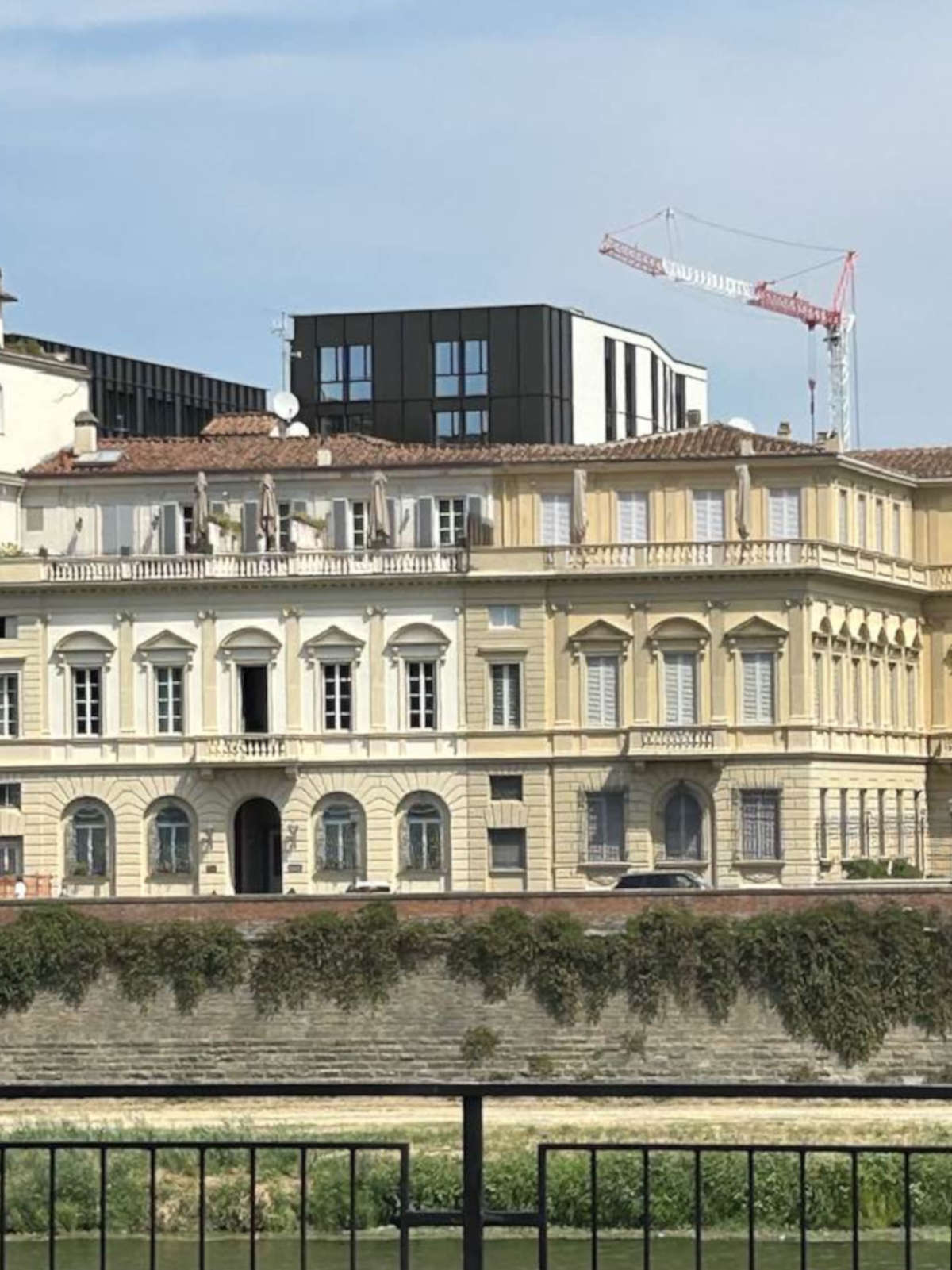 Il profilo della costruzione che ha sostituito il Teatro Comunale di Firenze visto dal Lungarno Vespucci. Foto: Marcello Mancini Il profilo della costruzione che ha sostituito il Teatro Comunale di Firenze visto dal Lungarno Vespucci. Foto: Marcello Mancini