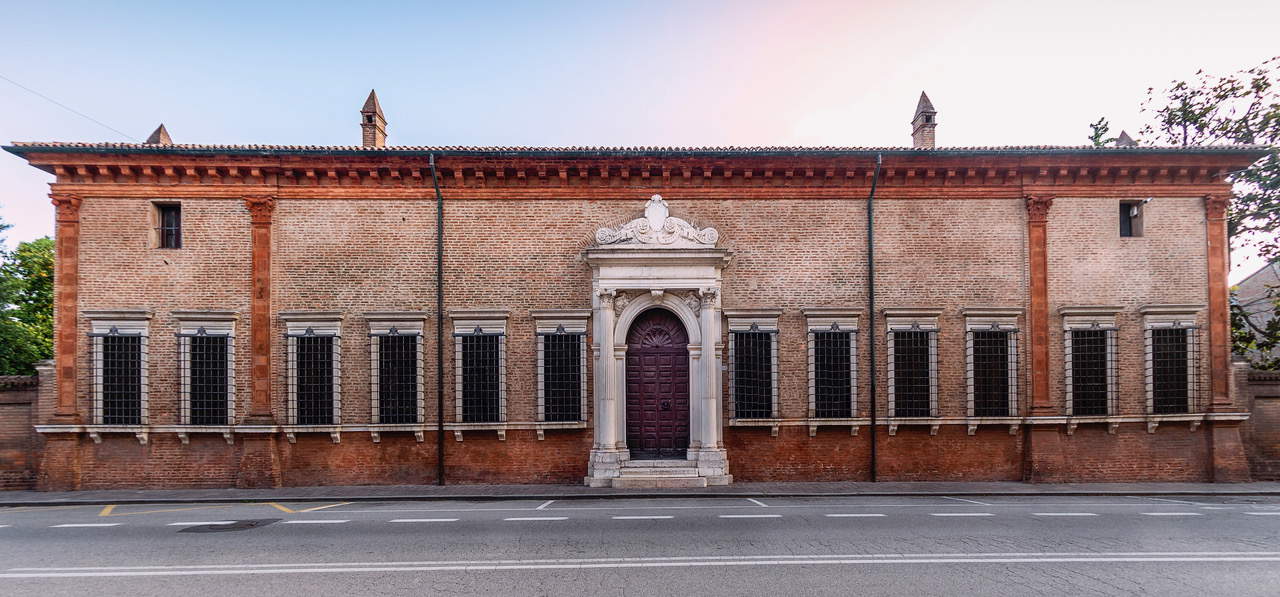 Die harmonische Fassade der Palazzina di Marfisa, die ihr Vater Francesco zwischen 1556 und 1560 für sie errichten ließ. Die außergewöhnliche Musikalität der Komposition erinnert an ihre wahrscheinliche Spiegelung im Wasser des Giovecca-Kanals, wo die doppelte Wirkung sicherlich faszinierend war. Die Palazzina entfernte sich von den palatinischen Kanonen der feierlichen, wenn auch liebenswerten Kubaturen Rossettis und präsentiert sich noch immer als ein unmittelbares Liebesnest, das nur auf den Gräsern der Gärten ruht. Eine bezaubernde, ganz und gar weibliche Wirkung, die die architektonische Geschichte Ferraras in sich trägt. Wunderschön ist das Portal, ein Werk von Lorenzo Quaini aus Verona. Foto: Pierluigi Benini Die harmonische Fassade der Palazzina di Marfisa, die ihr Vater Francesco zwischen 1556 und 1560 für sie errichten ließ. Die außergewöhnliche Musikalität der Komposition erinnert an ihre wahrscheinliche Spiegelung im Wasser des Giovecca-Kanals, wo die doppelte Wirkung sicherlich faszinierend war. Die Palazzina entfernte sich von den palatinischen Kanonen der feierlichen, wenn auch liebenswerten Kubaturen Rossettis und präsentiert sich noch immer als ein unmittelbares Liebesnest, das nur auf den Gräsern der Gärten ruht. Eine bezaubernde, ganz und gar weibliche Wirkung, die die architektonische Geschichte Ferraras in sich trägt. Wunderschön ist das Portal, ein Werk von Lorenzo Quaini aus Verona. Foto: Pierluigi Benini