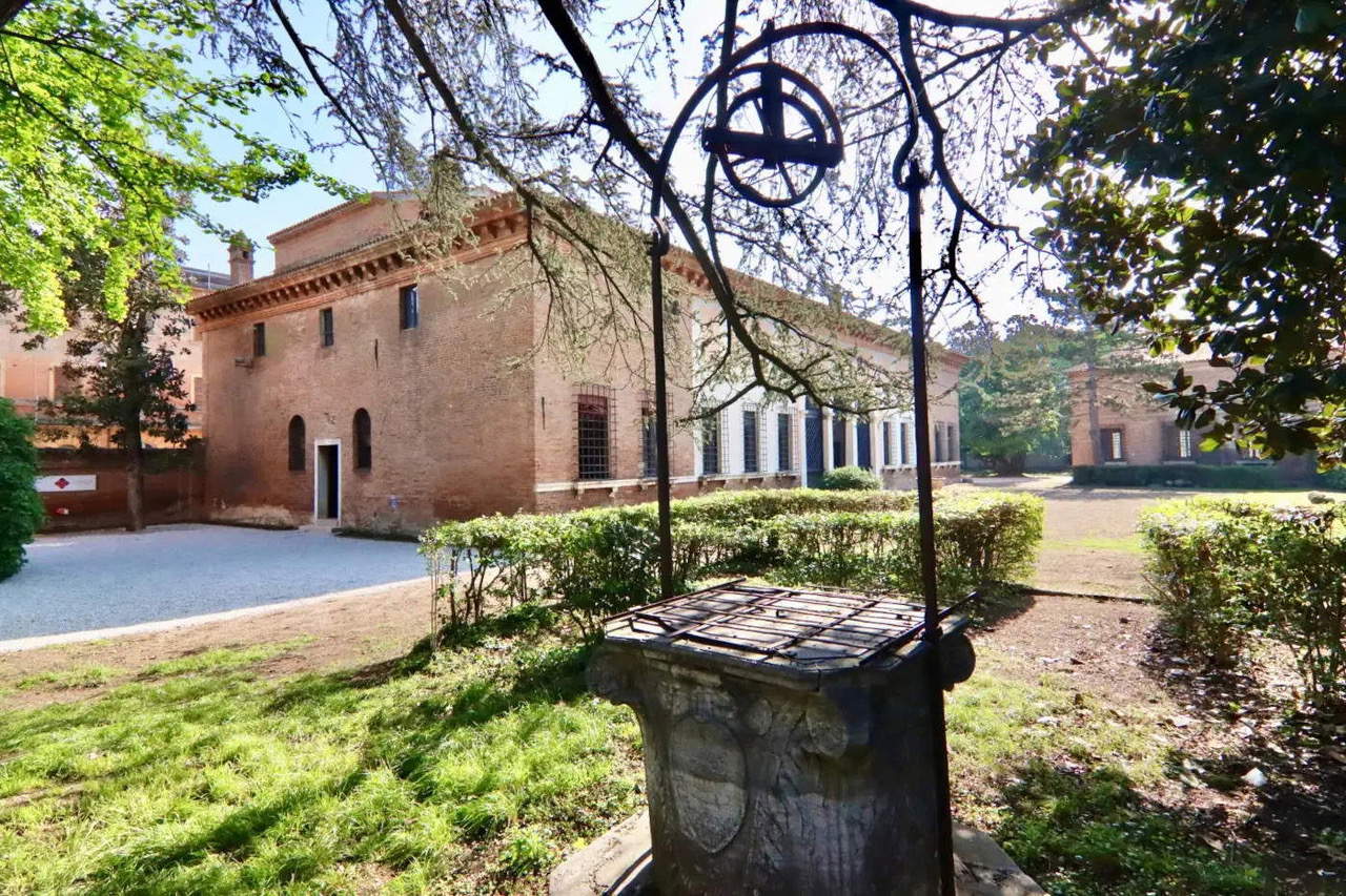 Die Palazzina di Marfisa von den Gärten aus gesehen, nach der derzeitigen Restaurierung. An der Westseite befindet sich die kleine Tür, die heute den Zugang zu einer vollständigen und gut geführten Besichtigung des Innenraums ermöglicht. Die Palazzina di Marfisa von den Gärten aus gesehen, nach der derzeitigen Restaurierung. An der Westseite befindet sich die kleine Tür, die heute den Zugang zu einer vollständigen und gut geführten Besichtigung des Innenraums ermöglicht.