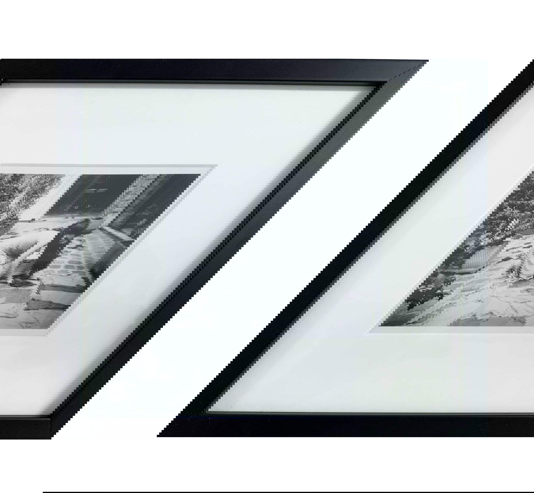 Romina De Novellis, NA Cl O (2015-2025; Installationsperformance mit 11 Polaroids, Umweltmaßnahmen). Mit freundlicher Genehmigung der Galerie Alberta Pane (Paris, Venedig)