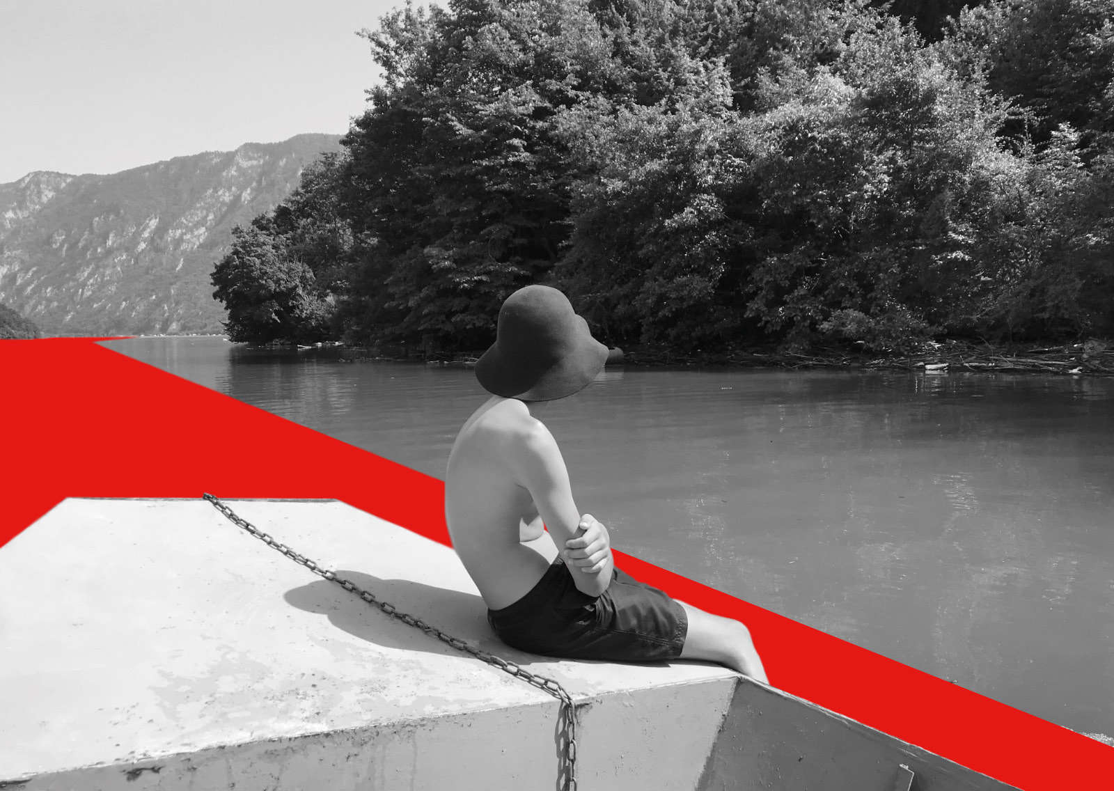 Simona Barzaghi, Waterline (2024; Installation, roter Farbrahmen, Fotografien auf Dibond, Diesgni-Collage, Video, 250 x 750 cm) &copy; Simona Barzaghi. Mit Genehmigung der Künstlerin