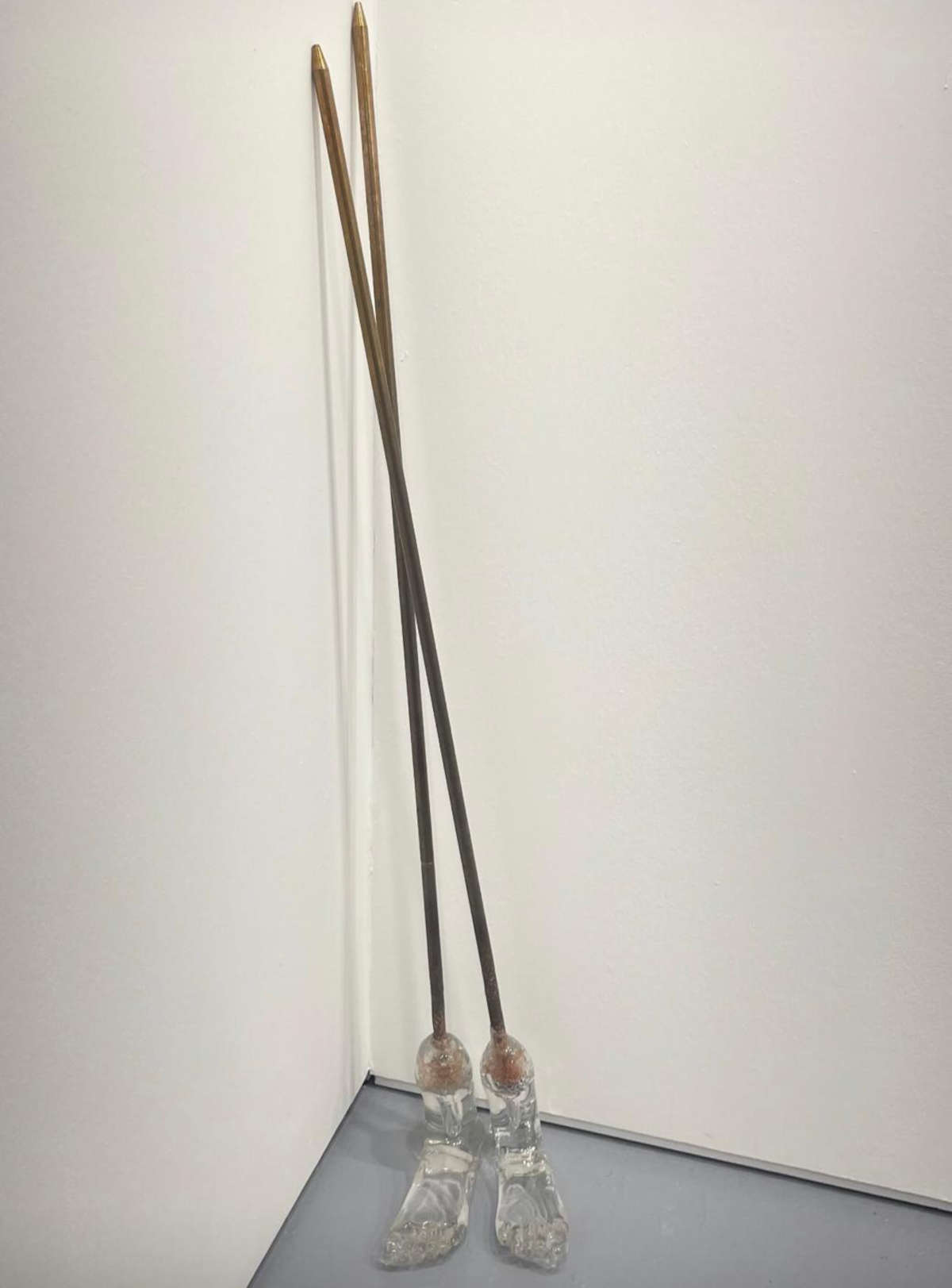 Leonardo Meoni, Il passo dei tempi (2022; vetro e cannelli, dimensioni variabili)