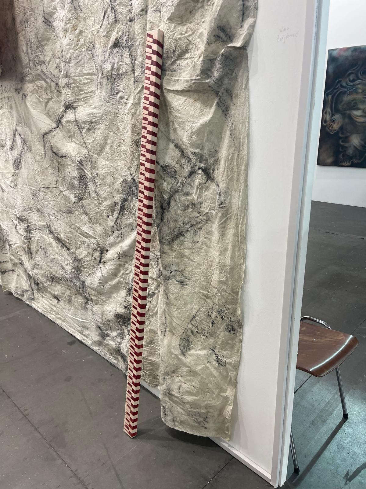 Nina Zeljković, Barriere 3 (2022; tecnica mista, 120 x 6 cm)