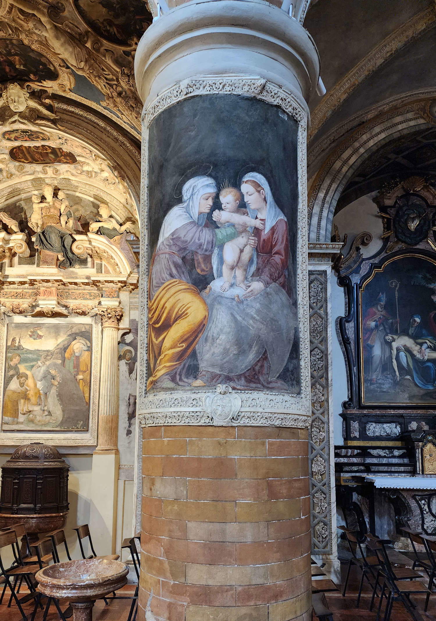 Columna con el fresco de la Virgen con el Niño y Santa Ana