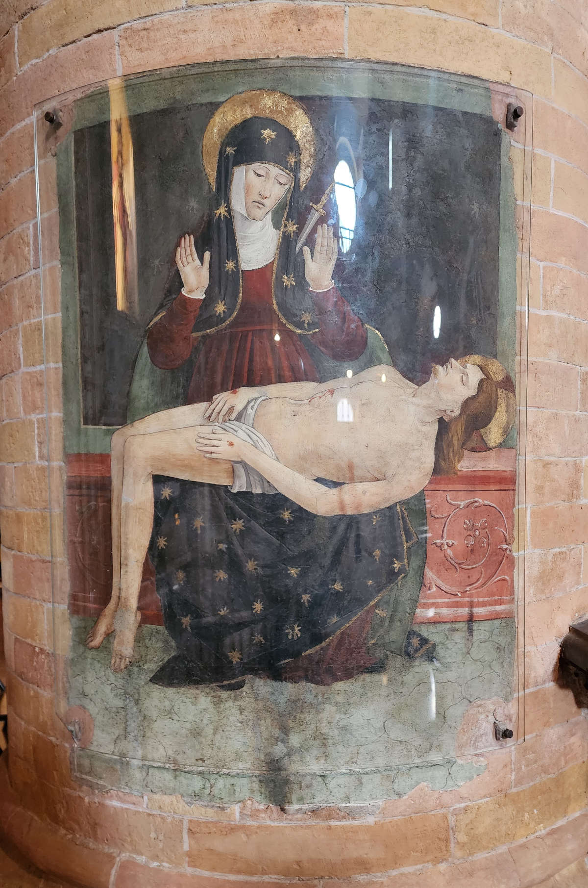 Columna con el fresco de la Piedad