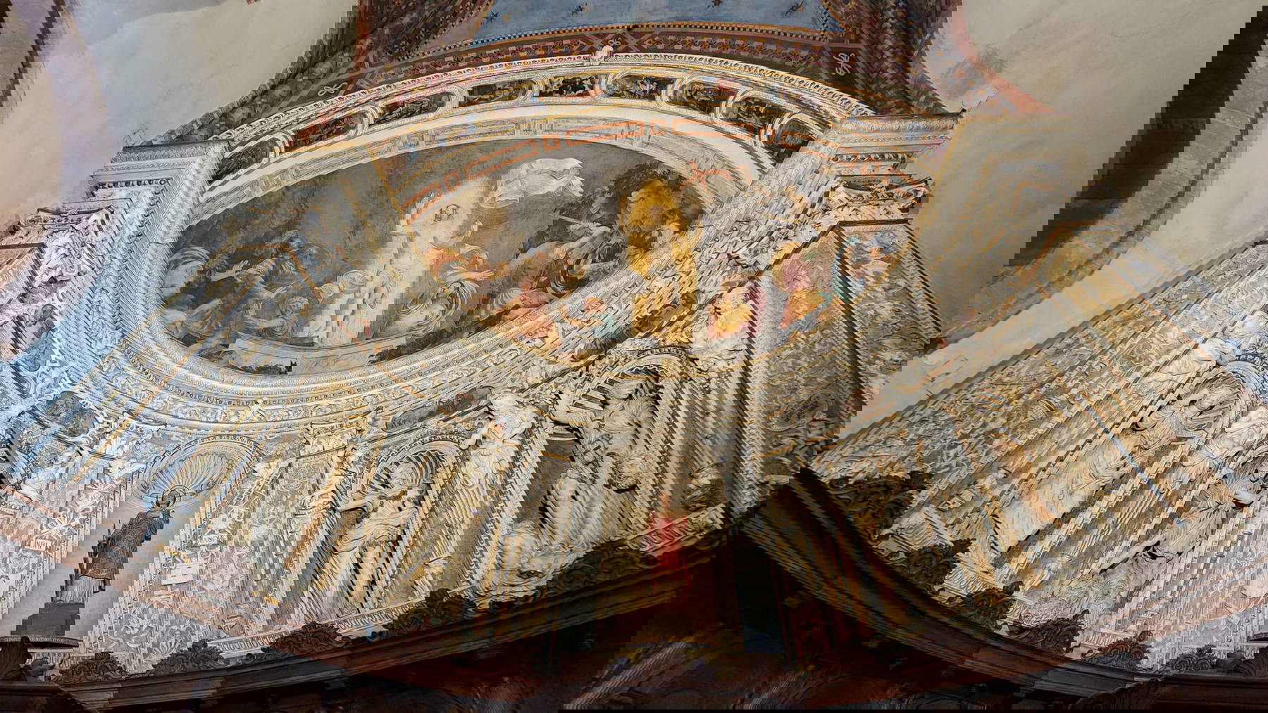 Estucos de Antonio Abondio y, arriba, Resurrección de Callisto Piazza.