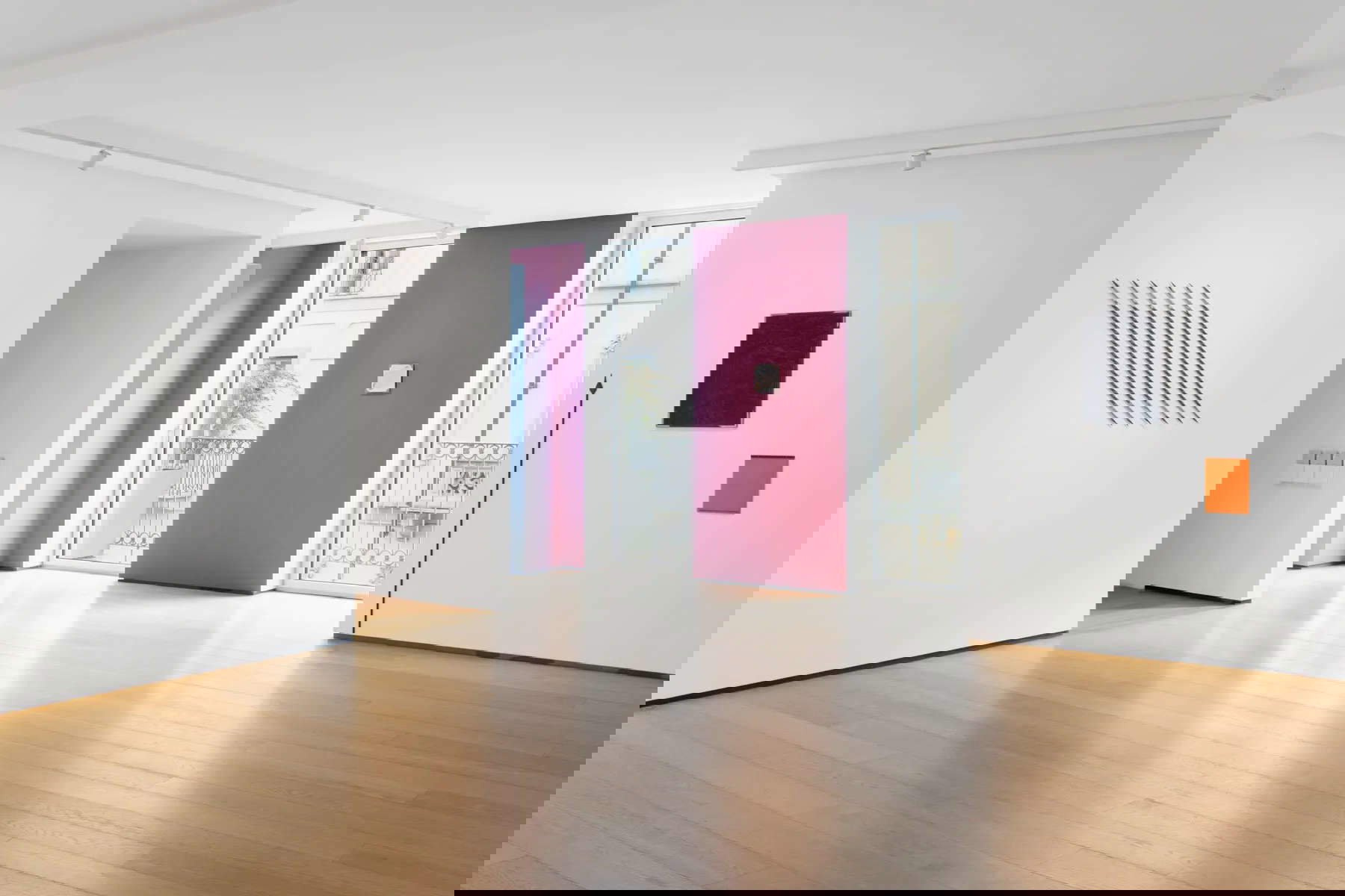 Delphine Valli, The Impossible Present. Caleidoscopio, allestimento della mostra presso Building Terzo Piano, Milano. Foto: Sarah Indriolo