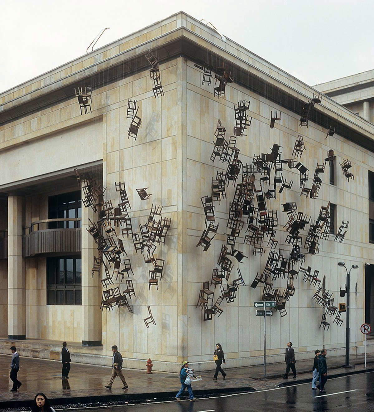 Doris Salcedo, Noviembre 6 y 7 (Bogota, Colombia, 2002; 280 wooden and rope chairs, installation). Photo: Sergio Clavijo &copy; Doris Salcedo, courtesy of White Cube Gallery.