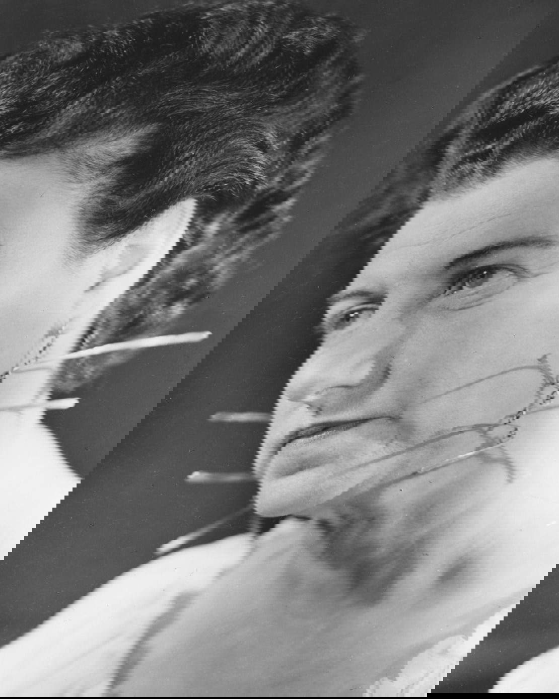 Peggy Guggenheim mit Ohrringen von Alexander Calder