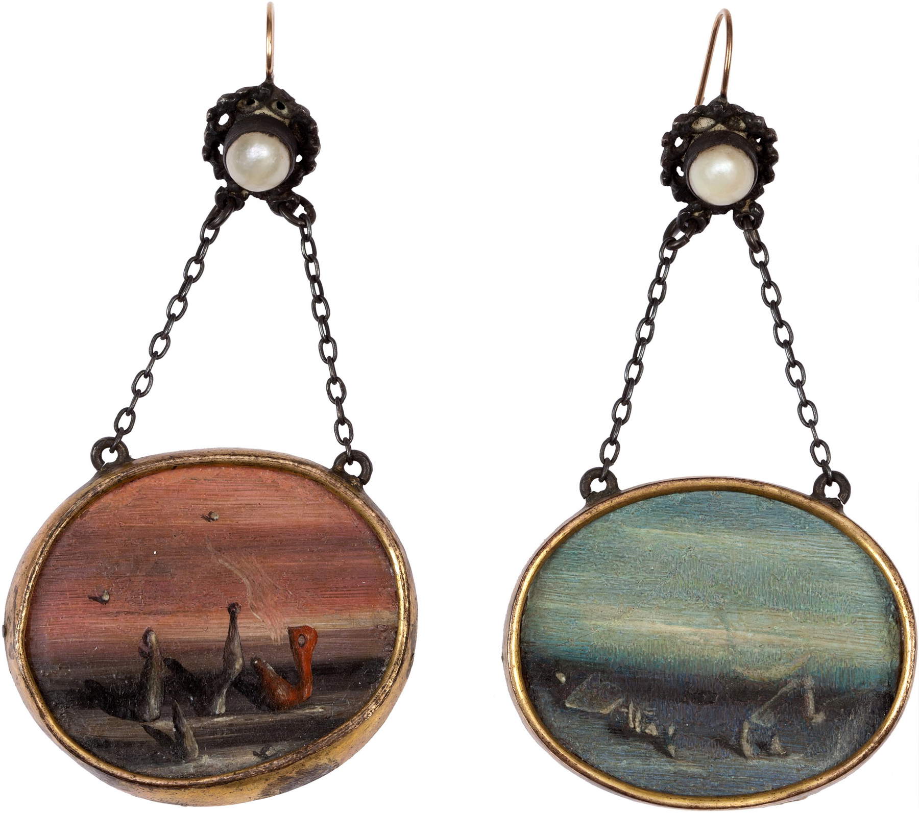 Yves Tanguy, Ohrringe für Peggy Guggenheim (1938; Silber, Gold, Perlen und Öl auf Muschel, blauer Ohrring 7 x 3,7 x 1,6 cm, rosa Ohrring 7,1 x 3,7 x 1,6 cm; Venedig, Sammlung Peggy Guggenheim)