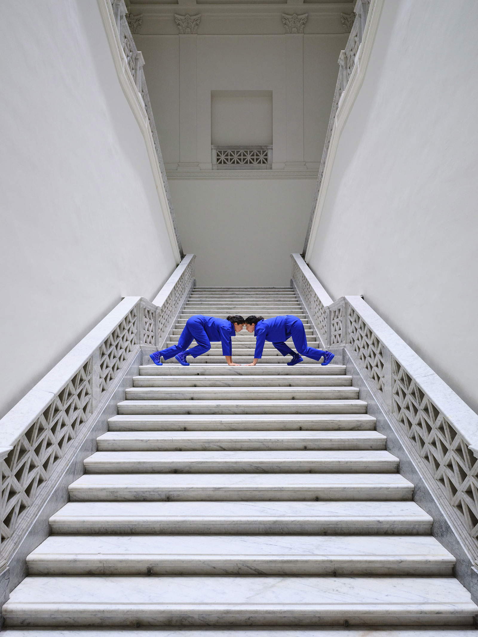 Antonio Della Guardia, Know not to be (2023; performance alla Quadriennale di Roma, Palazzo delle Esposizioni). Foto: Agostino Osio / Alto Piano