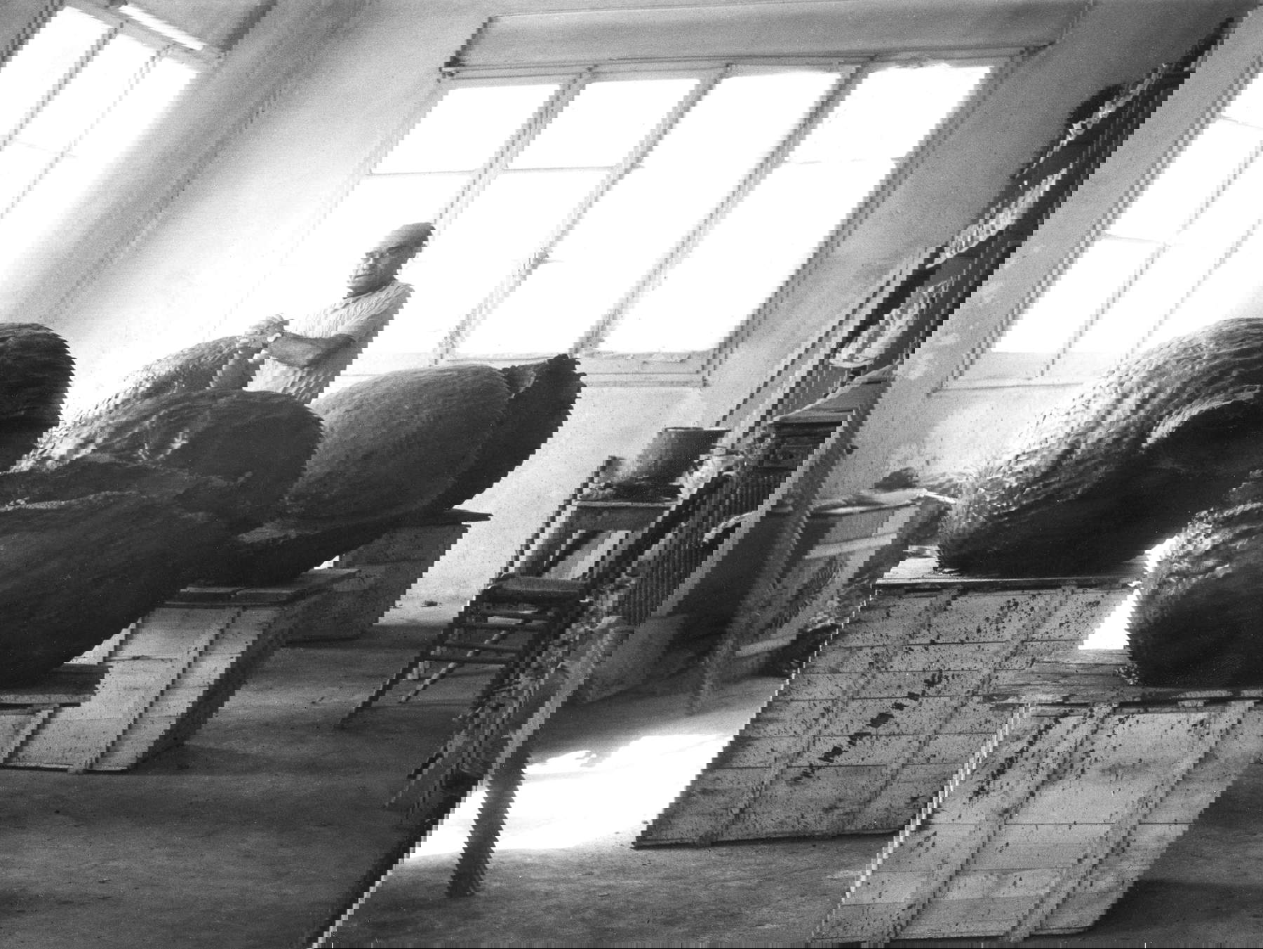 Lucio Fontana dans son atelier avec la nature (1959-1960) &copy; Fondazione Lucio Fontana, Milan, par SIAE 2025